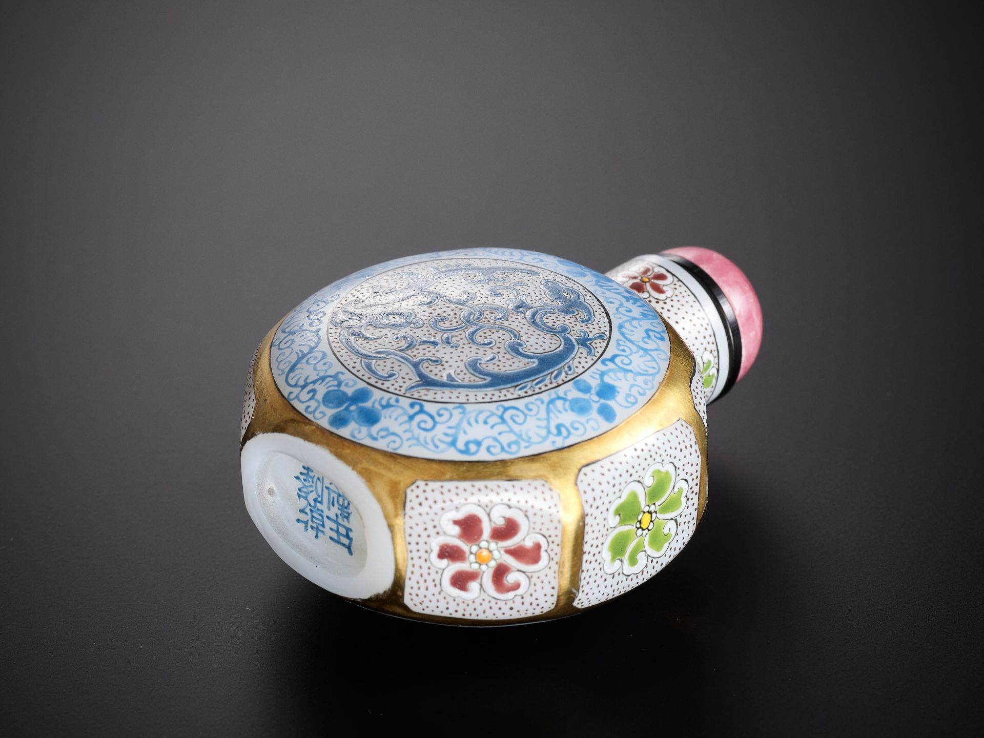 A GILT AND ENAMELED GLASS 'CHILONG' SNUFF BOTTLE, REPUBLIC PERIOD - Image 6 of 8