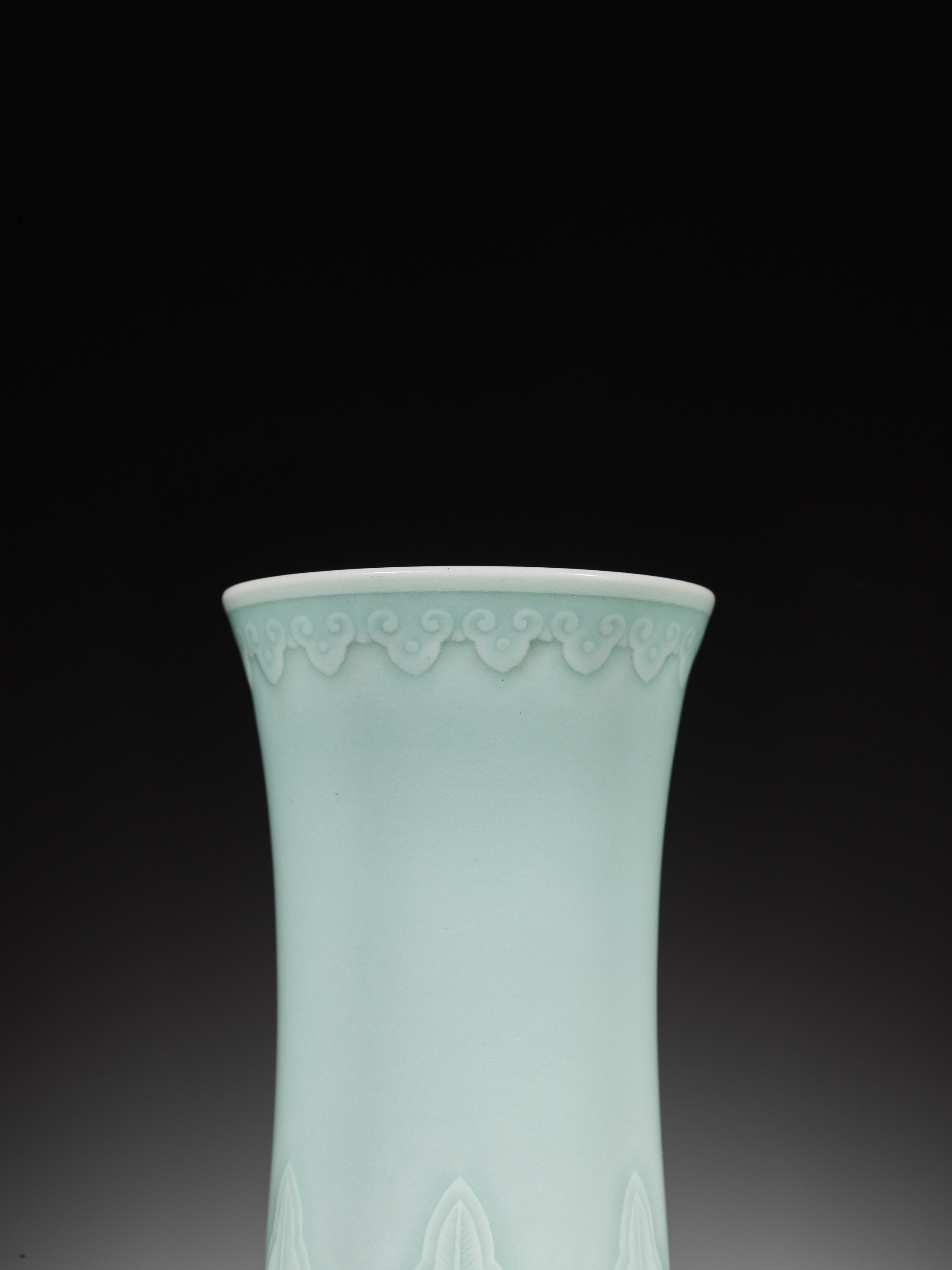 A CARVED CELADON-GLAZED 'LOTUS' VASE, QIANLONG MARK AND PERIOD - Image 18 of 22