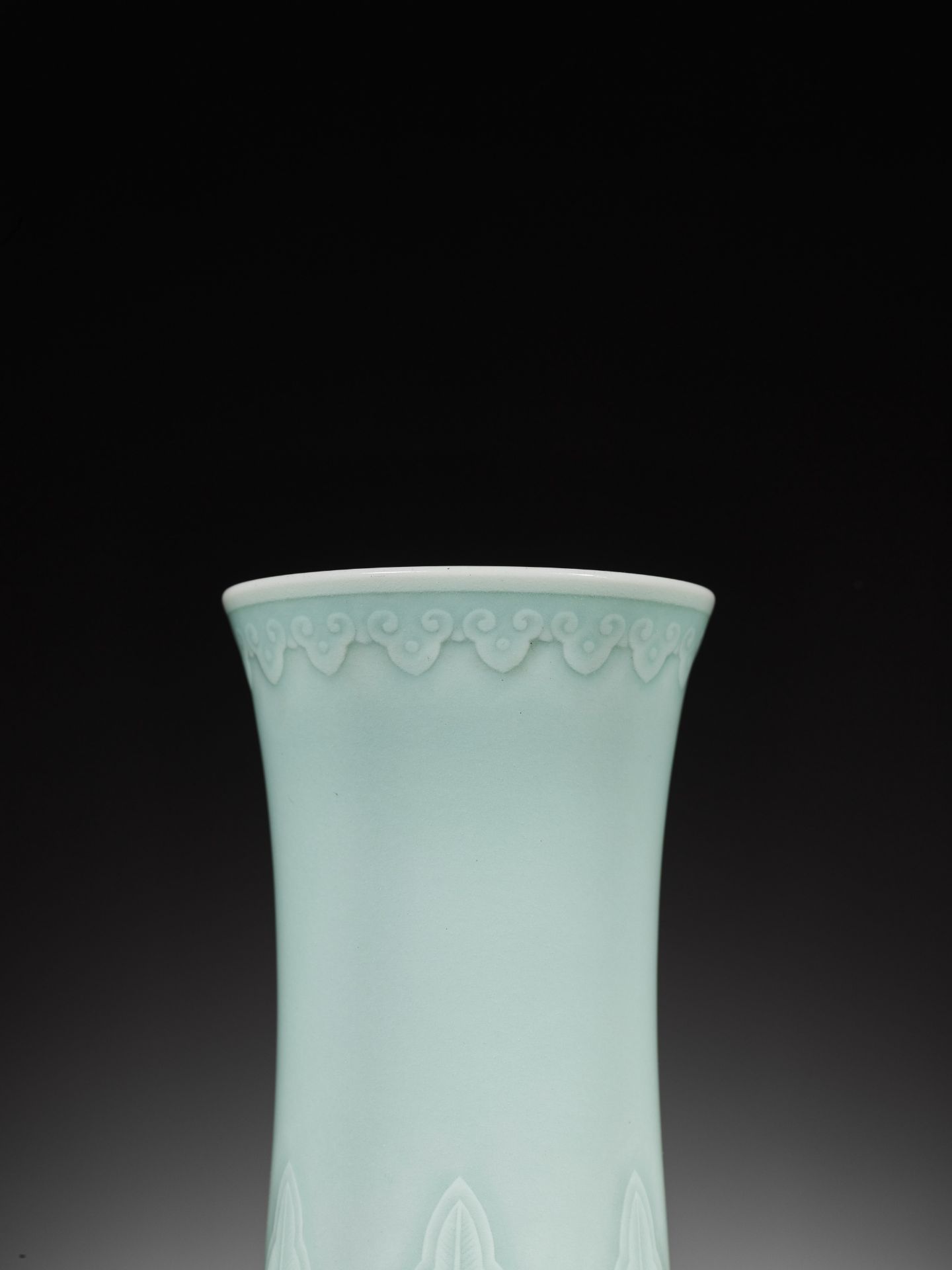 A CARVED CELADON-GLAZED 'LOTUS' VASE, QIANLONG MARK AND PERIOD - Bild 18 aus 22