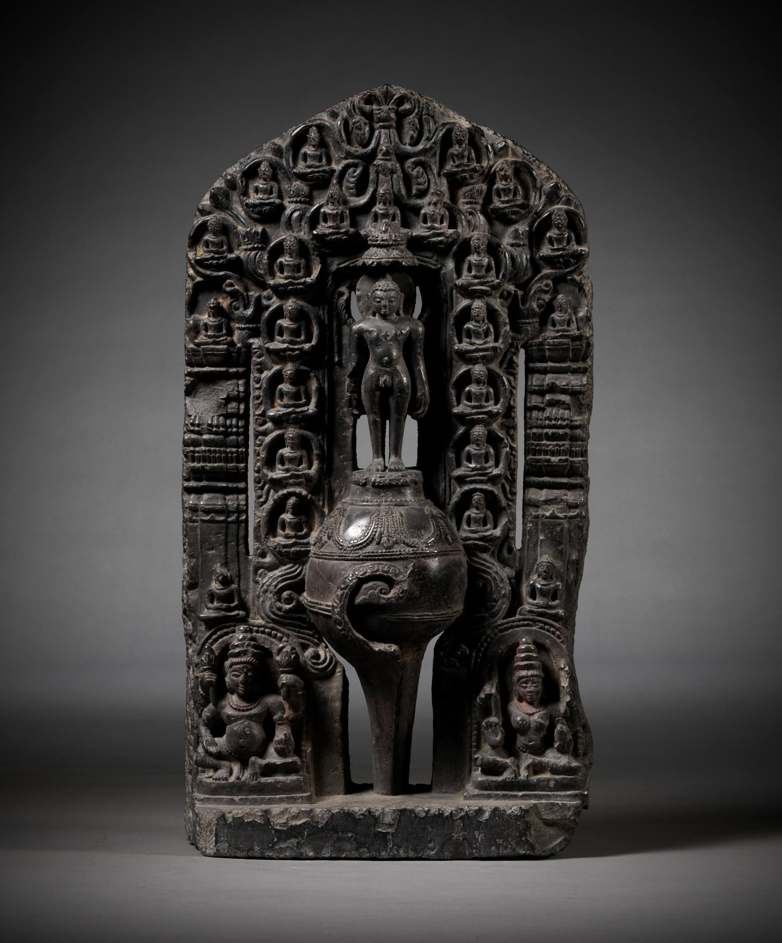 A BLACK STONE STELE OF NEMINATHA, THE 22ND JAIN TIRTHANKARA - Image 2 of 10