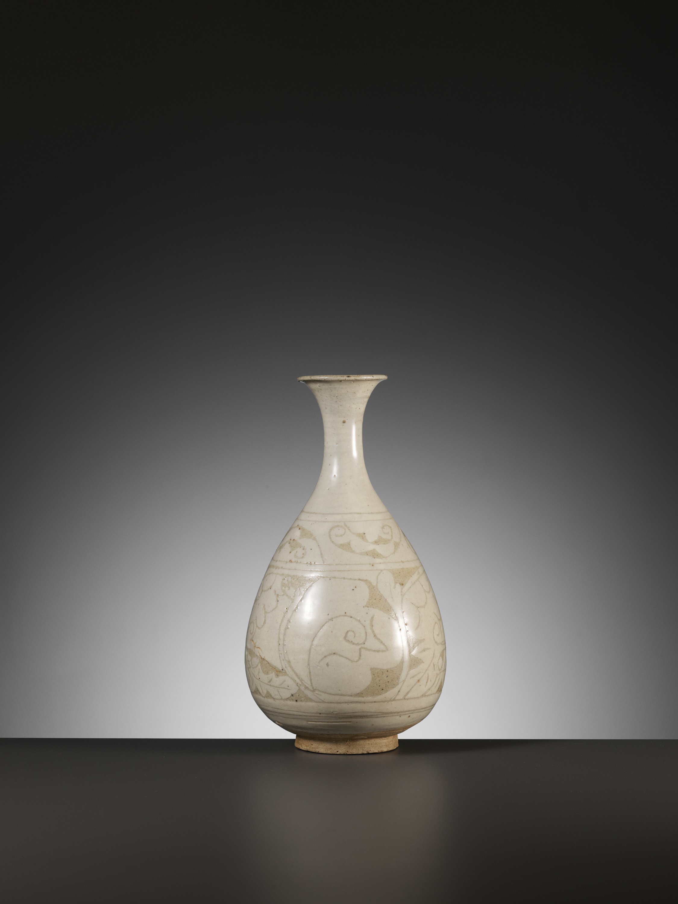 A CIZHOU 'FLORAL' SGRAFFIATO VASE, YUHUCHUNPING, JIN DYNASTY - Image 2 of 8