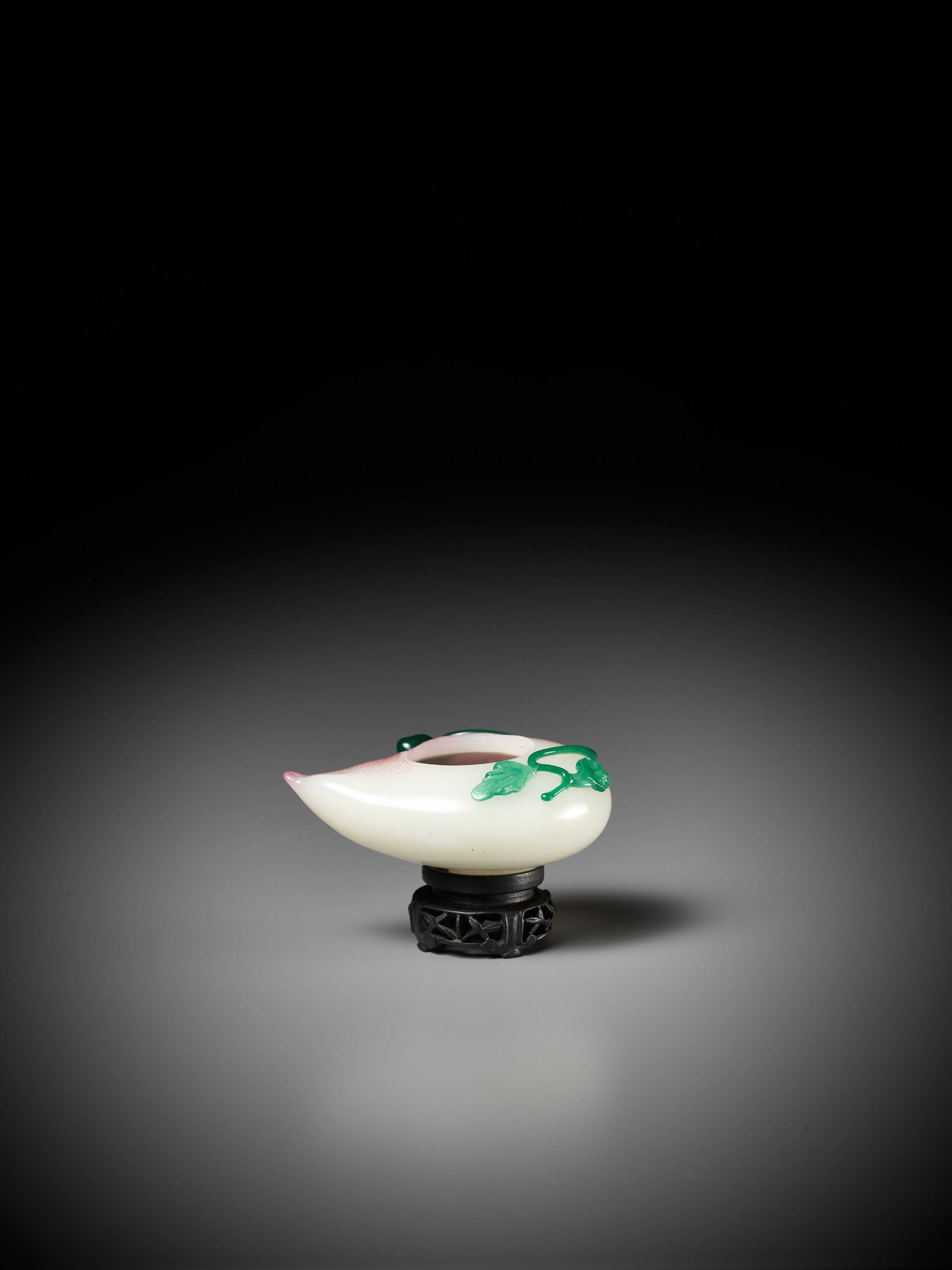 A GREEN AND PINK OVERLAY GLASS 'PEACH' BRUSHWASHER, QING DYNASTY - Image 6 of 11