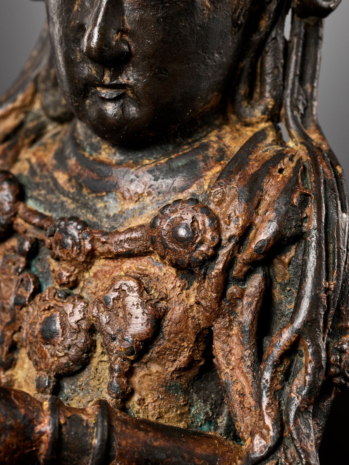 AN EXCEEDINGLY RARE BRONZE FIGURE OF GUANYIN, DALI KINGDOM, 12TH - MID-13TH CENTURY - Image 7 of 20