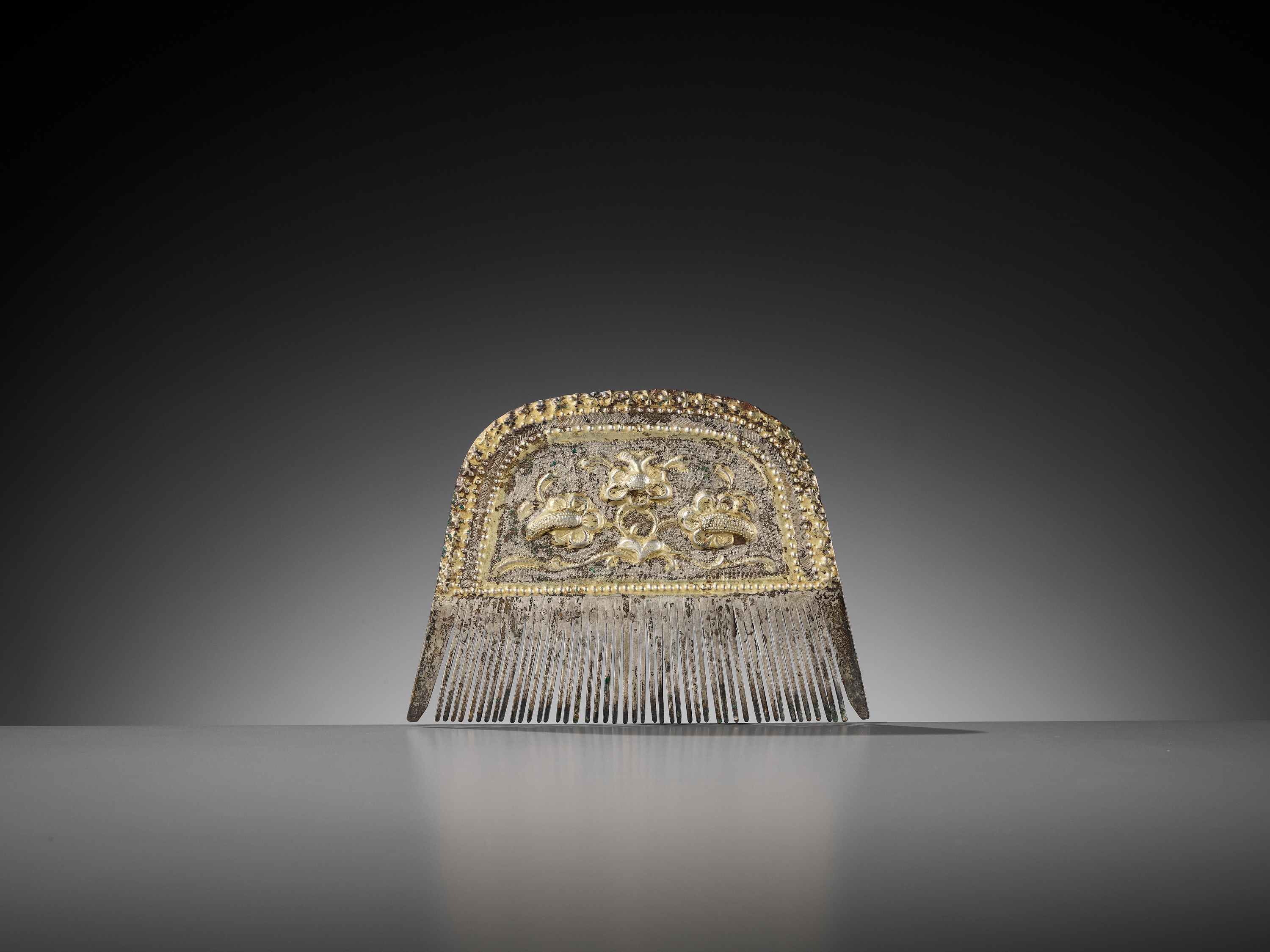 A PARCEL-GILT SILVER COMB, TANG DYNASTY - Image 11 of 12