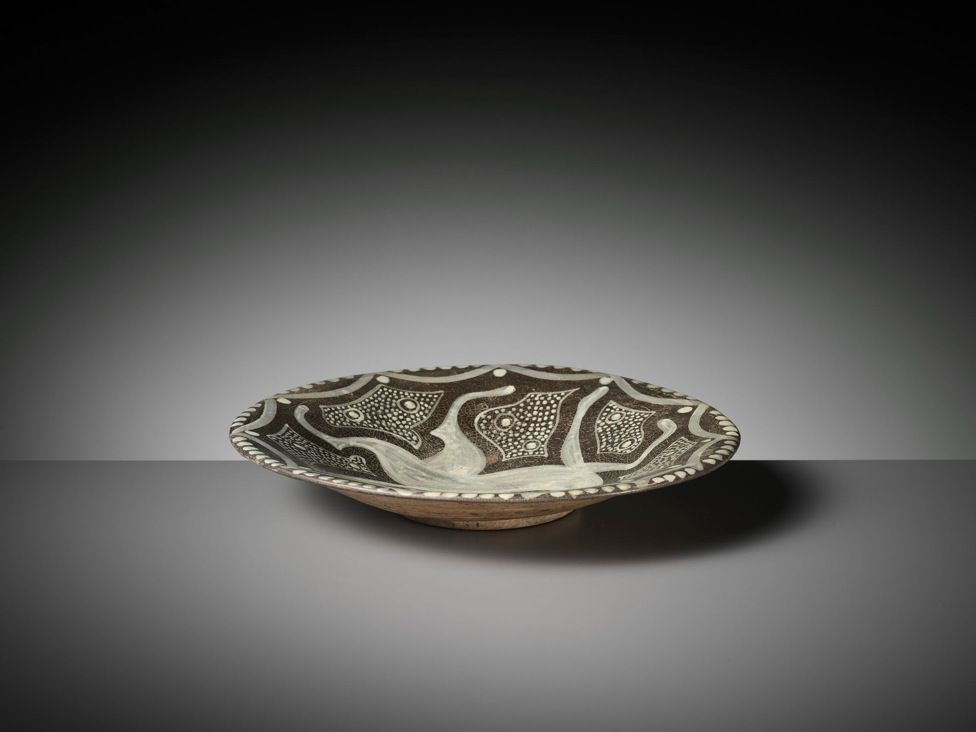 A RARE AND IMPRESSIVE SLIP-DECORATED 'LEOPARD' POTTERY BOWL - Image 8 of 10