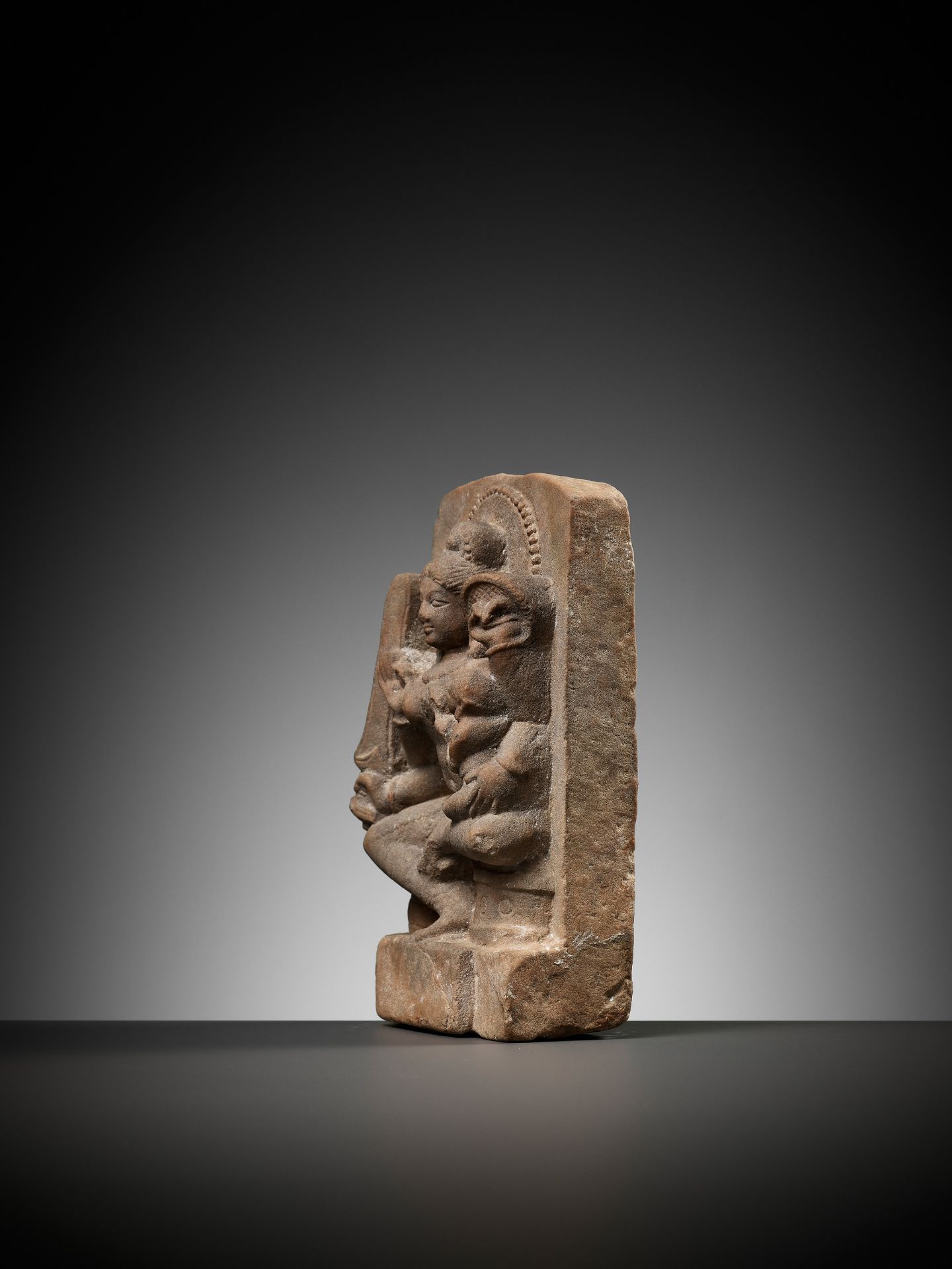 A RARE SANDSTONE MINATURE STELE FIGURE OF A MOTHER GODDESS WITH CHILD - Bild 3 aus 10