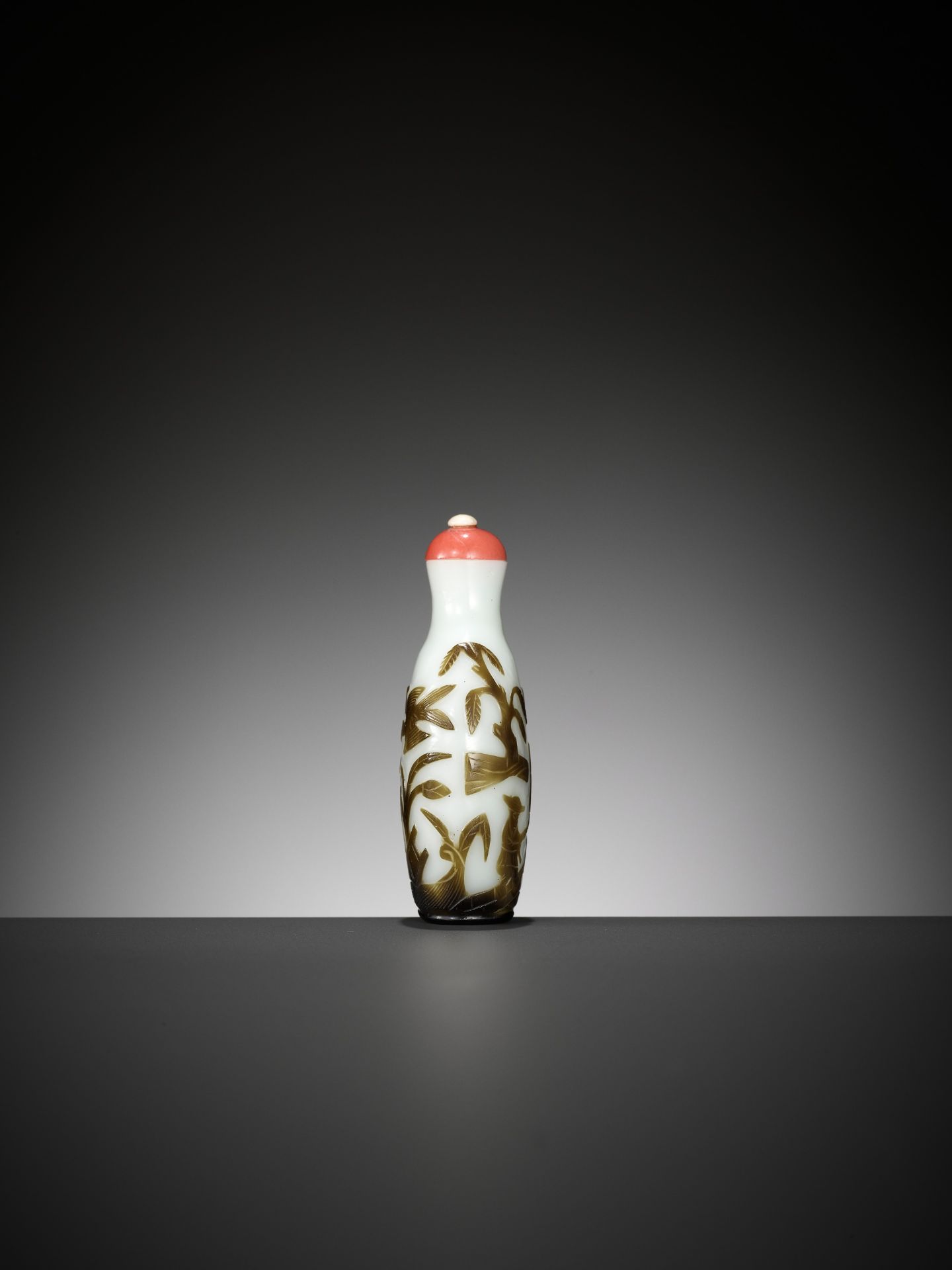 A YANGZHOU OLIVE-BROWN OVERLAY GLASS SNUFF BOTTLE, 1820-1860 - Image 3 of 7