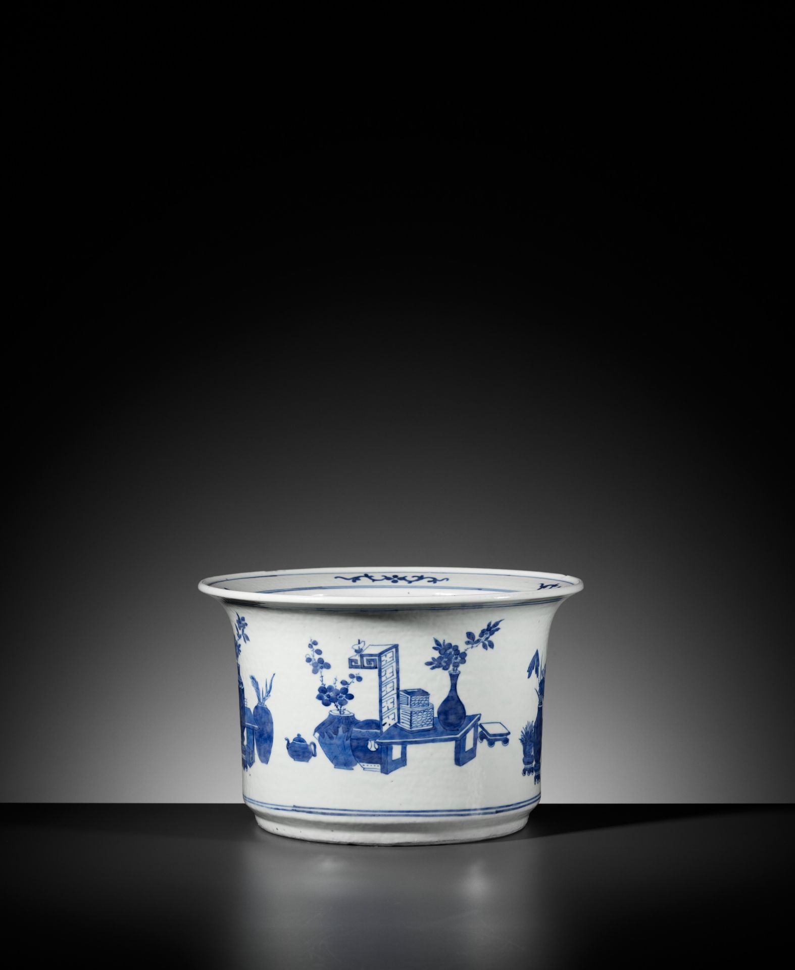 A BLUE AND WHITE 'HUNDRED TREASURES' JARDINIERE, QING DYNASTY - Bild 3 aus 7