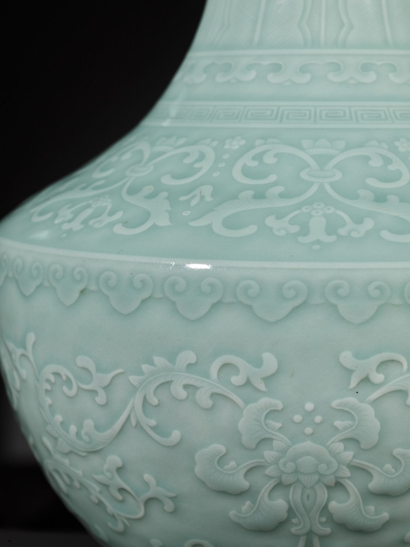 A CARVED CELADON-GLAZED 'LOTUS' VASE, QIANLONG MARK AND PERIOD - Bild 9 aus 22