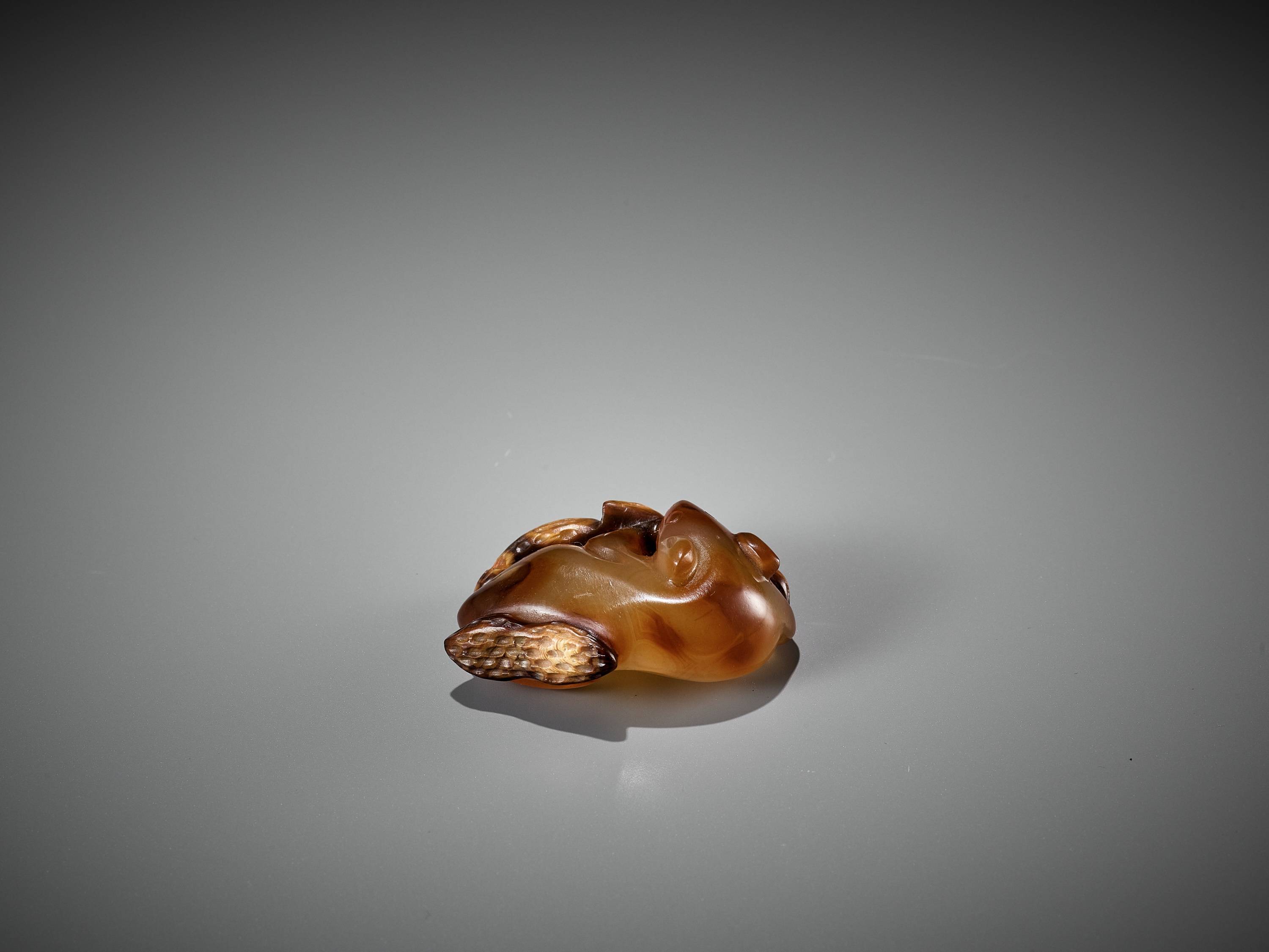 AN AGATE PENDANT OF A SQUIRREL WITH PEANUTS, 18TH-19TH CENTURY - Image 7 of 14