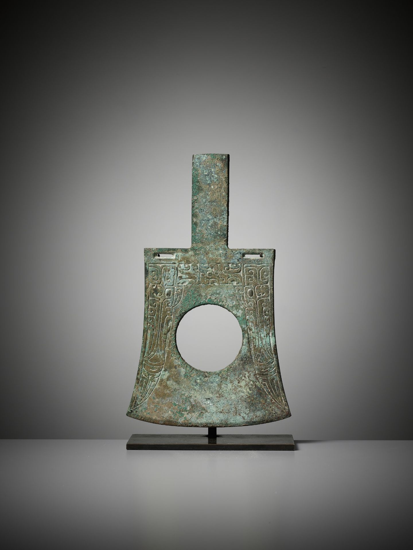 A RARE AND IMPORTANT BRONZE RITUAL AXE-HEAD, YUE, EARLY SHANG DYNASTY, CIRCA 1500-1400 BC - Image 9 of 13