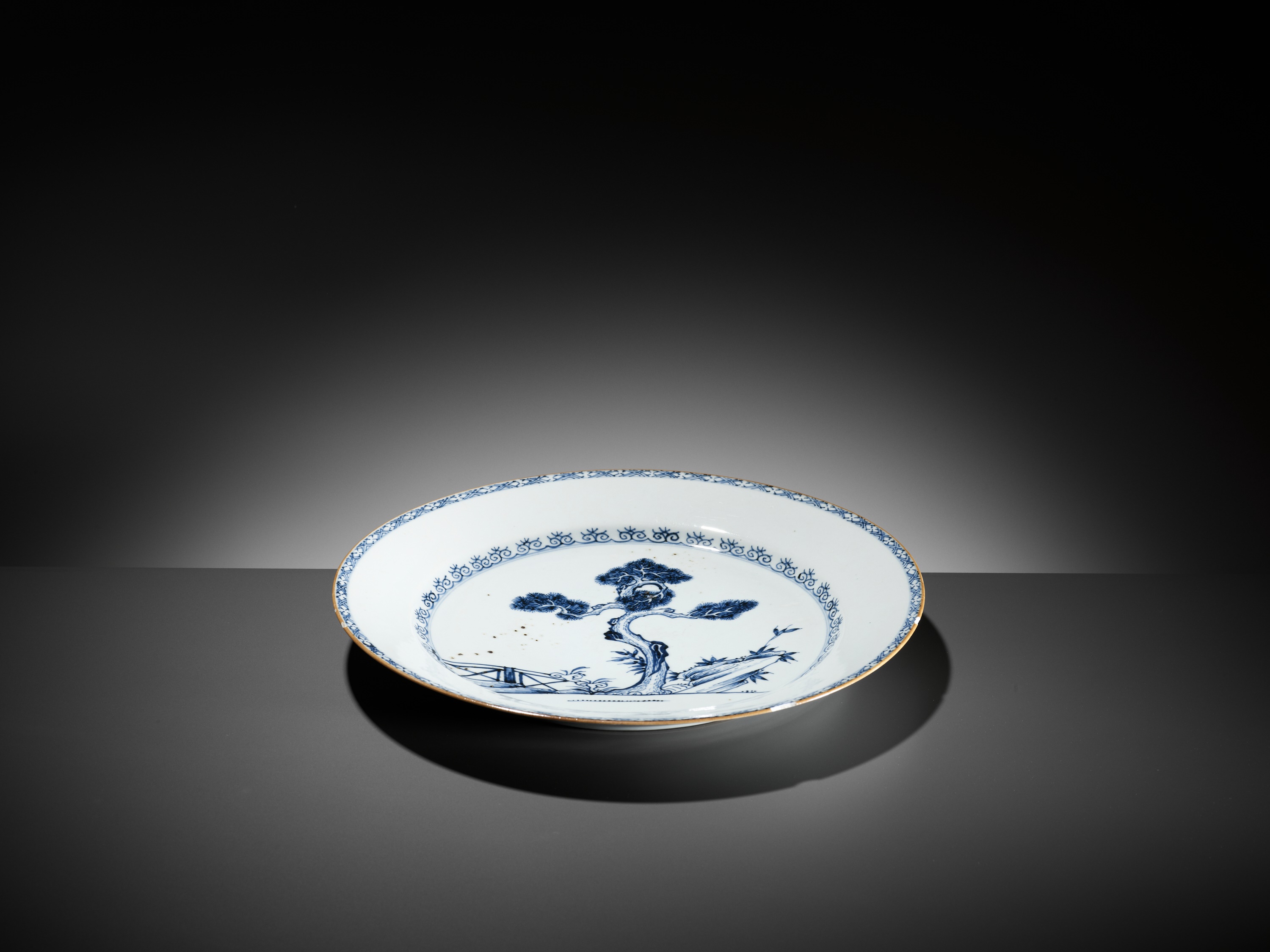 A LARGE BLUE AND WHITE 'PINE AND LINGZHI' DISH, 18TH CENTURY - Image 2 of 6