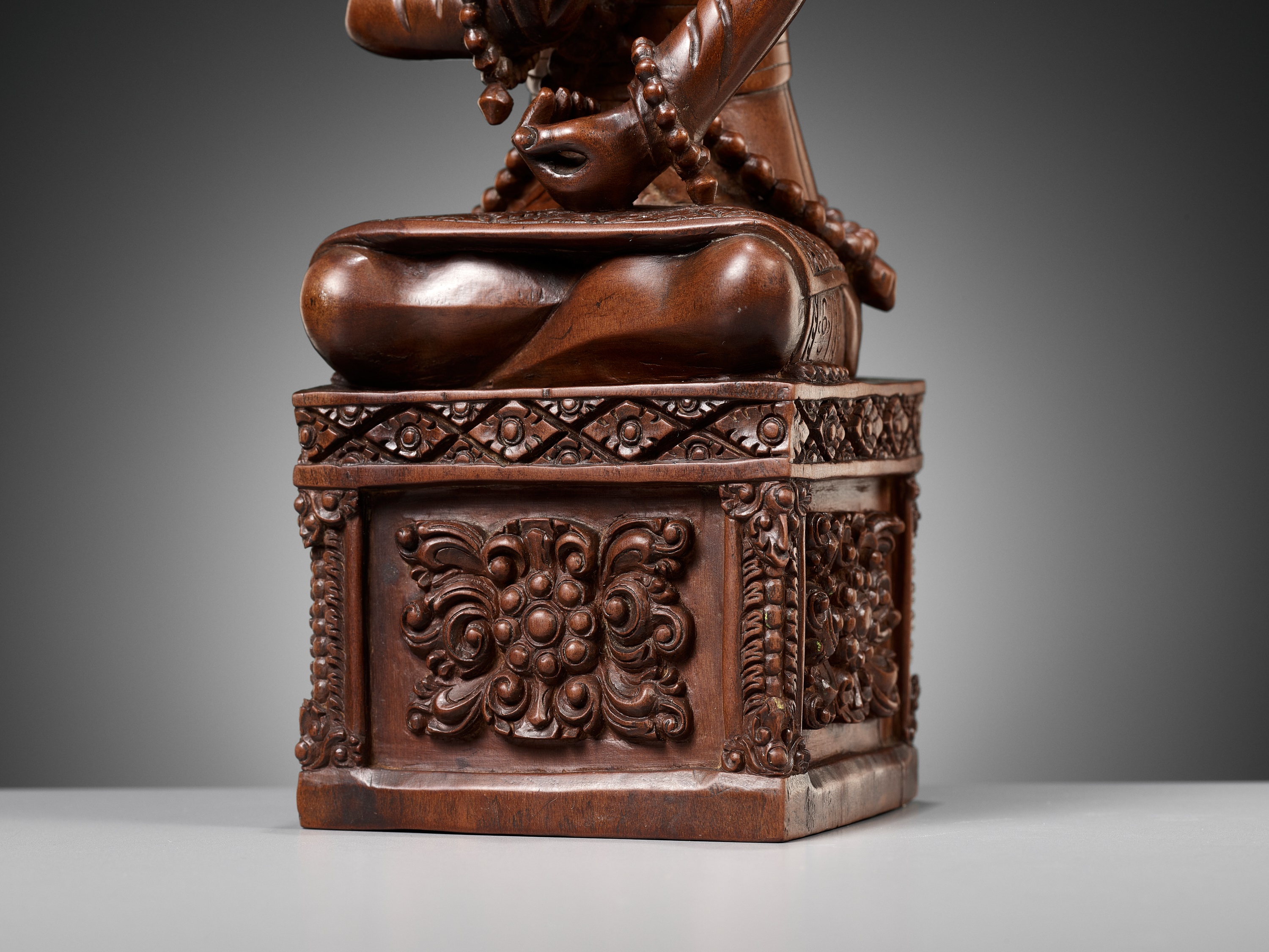 A MASTERFULLY CARVED HARDWOOD FIGURE OF A BUDDHIST PRIEST, SCHOOL OF CHOYING DORJE - Image 3 of 14