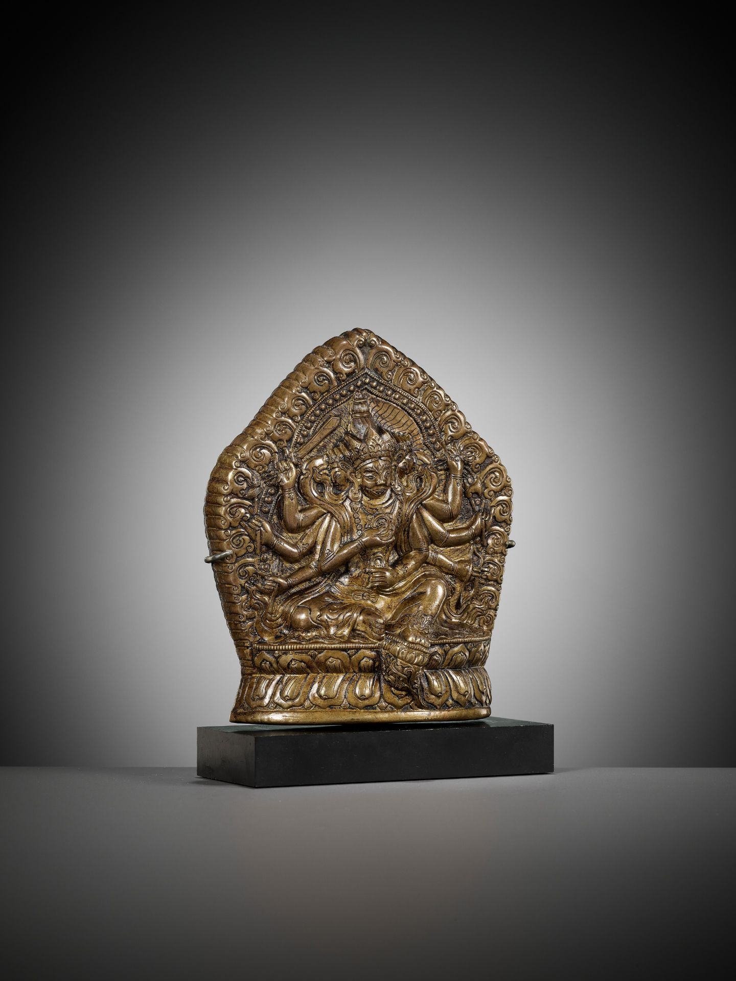 A COPPER ALLOY REPOUSSE PLAQUE OF A 'PANCHA RAKSHA' PROTECTOR GODDESS - Image 8 of 10