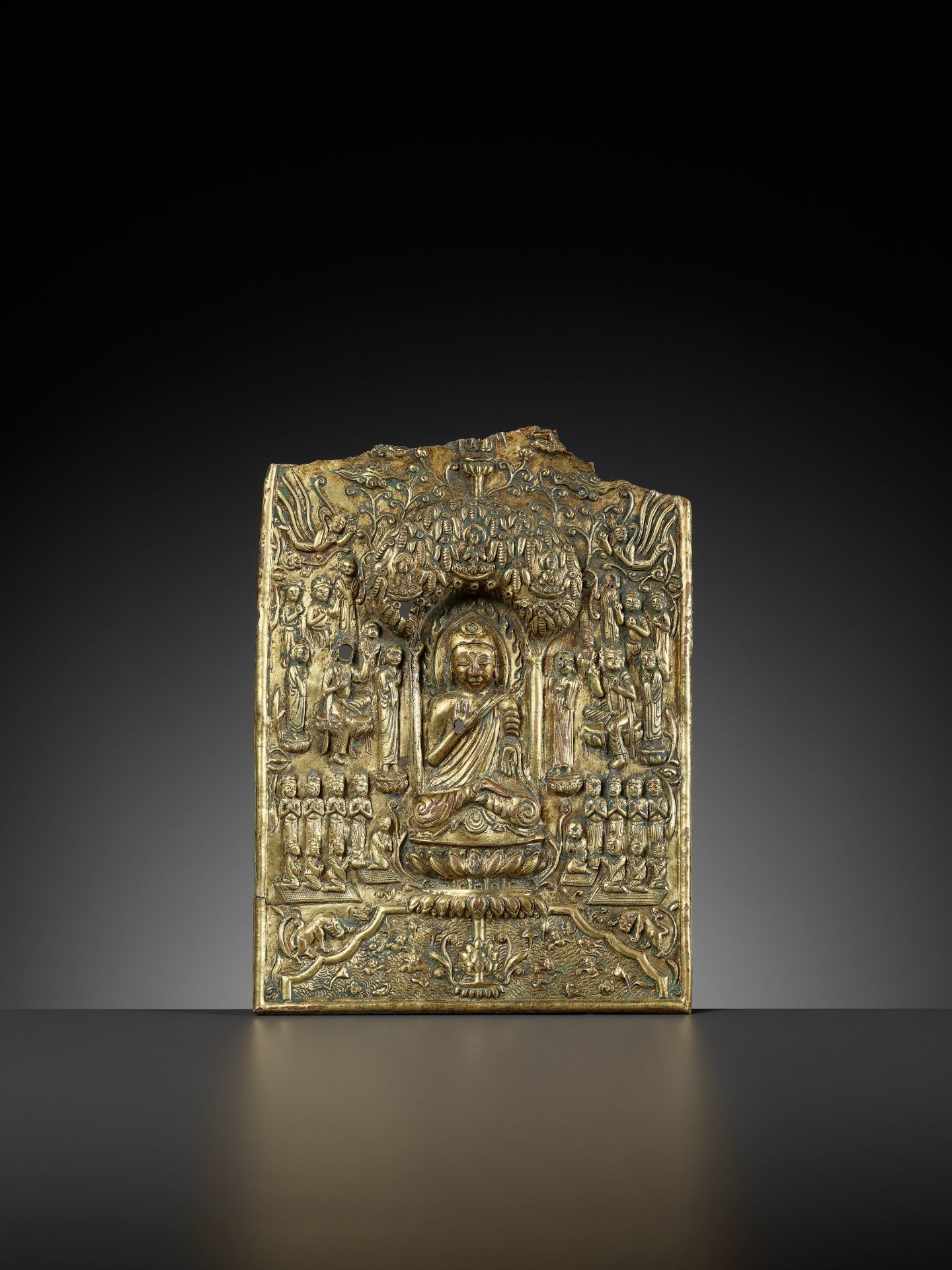 A LARGE AND IMPORTANT BUDDHIST VOTIVE PLAQUE, GILT COPPER REPOUSSE, EARLY TANG DYNASTY - Bild 3 aus 21