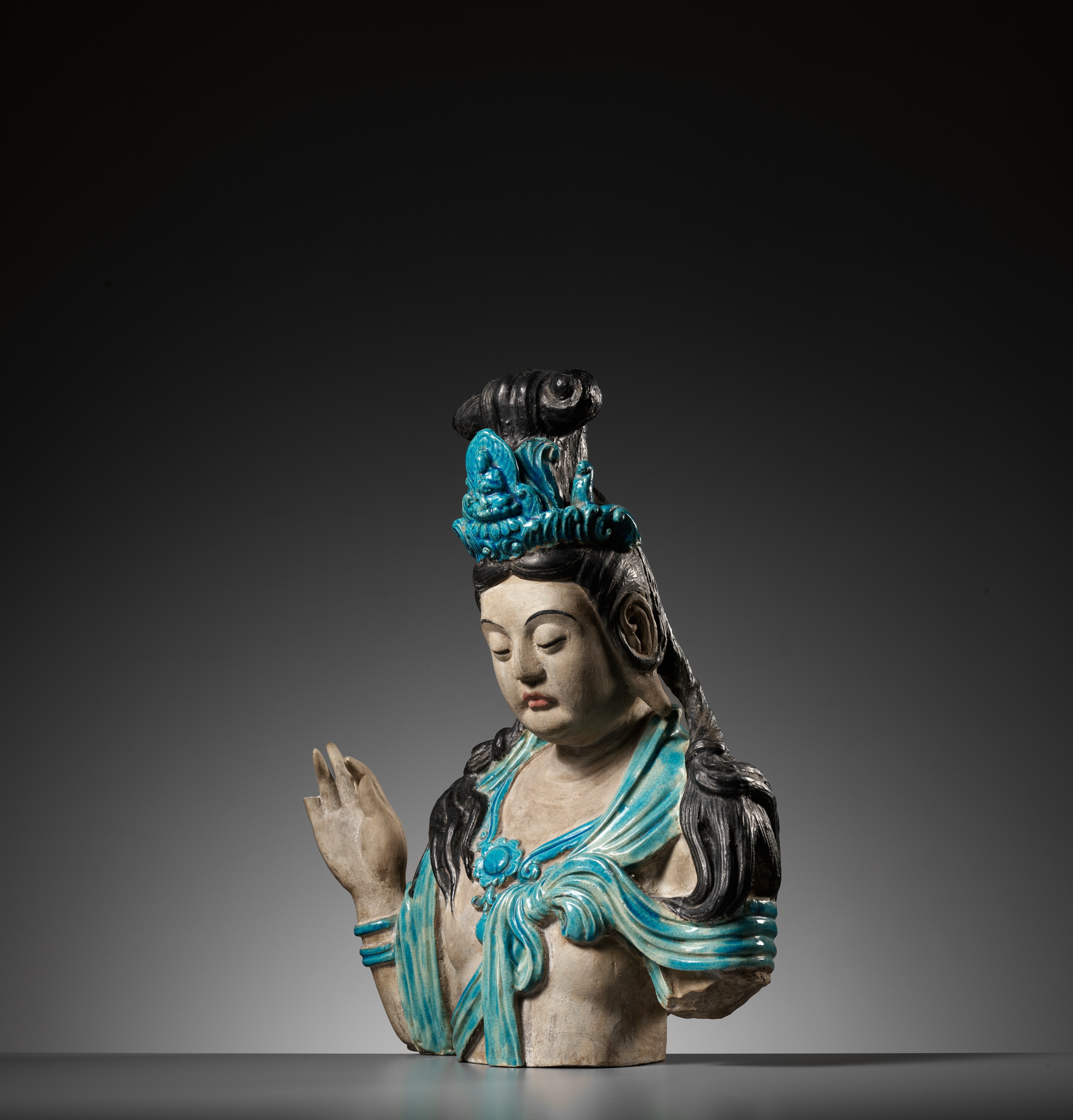 A LARGE AND MASSIVE FAHUA-GLAZED STONEWARE BUST OF GUANYIN, MING DYNASTY - Image 9 of 17