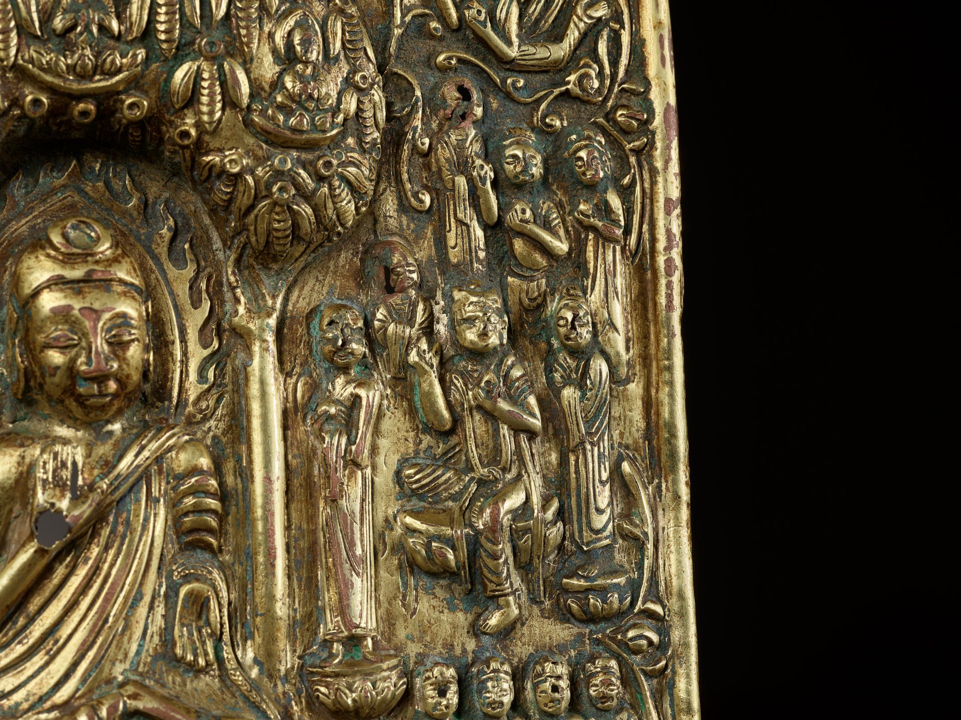 A LARGE AND IMPORTANT BUDDHIST VOTIVE PLAQUE, GILT COPPER REPOUSSE, EARLY TANG DYNASTY - Bild 17 aus 21