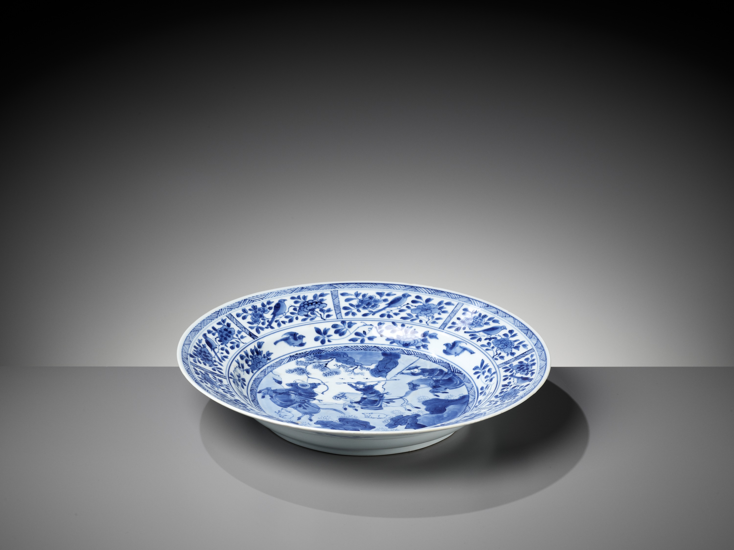 A LARGE BLUE AND WHITE 'HUNTING SCENE' DISH, KANGXI PERIOD - Image 6 of 10
