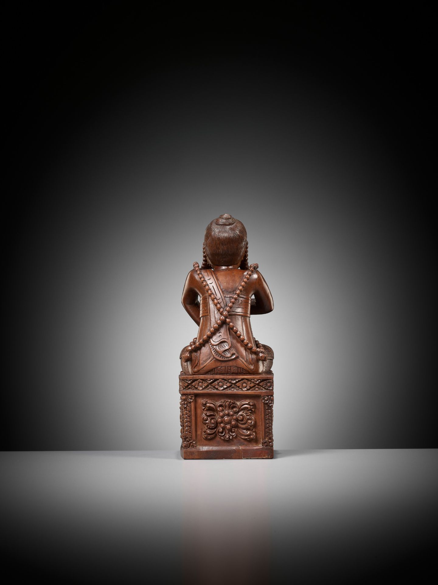 A MASTERFULLY CARVED HARDWOOD FIGURE OF A BUDDHIST PRIEST, SCHOOL OF CHOYING DORJE - Image 11 of 14