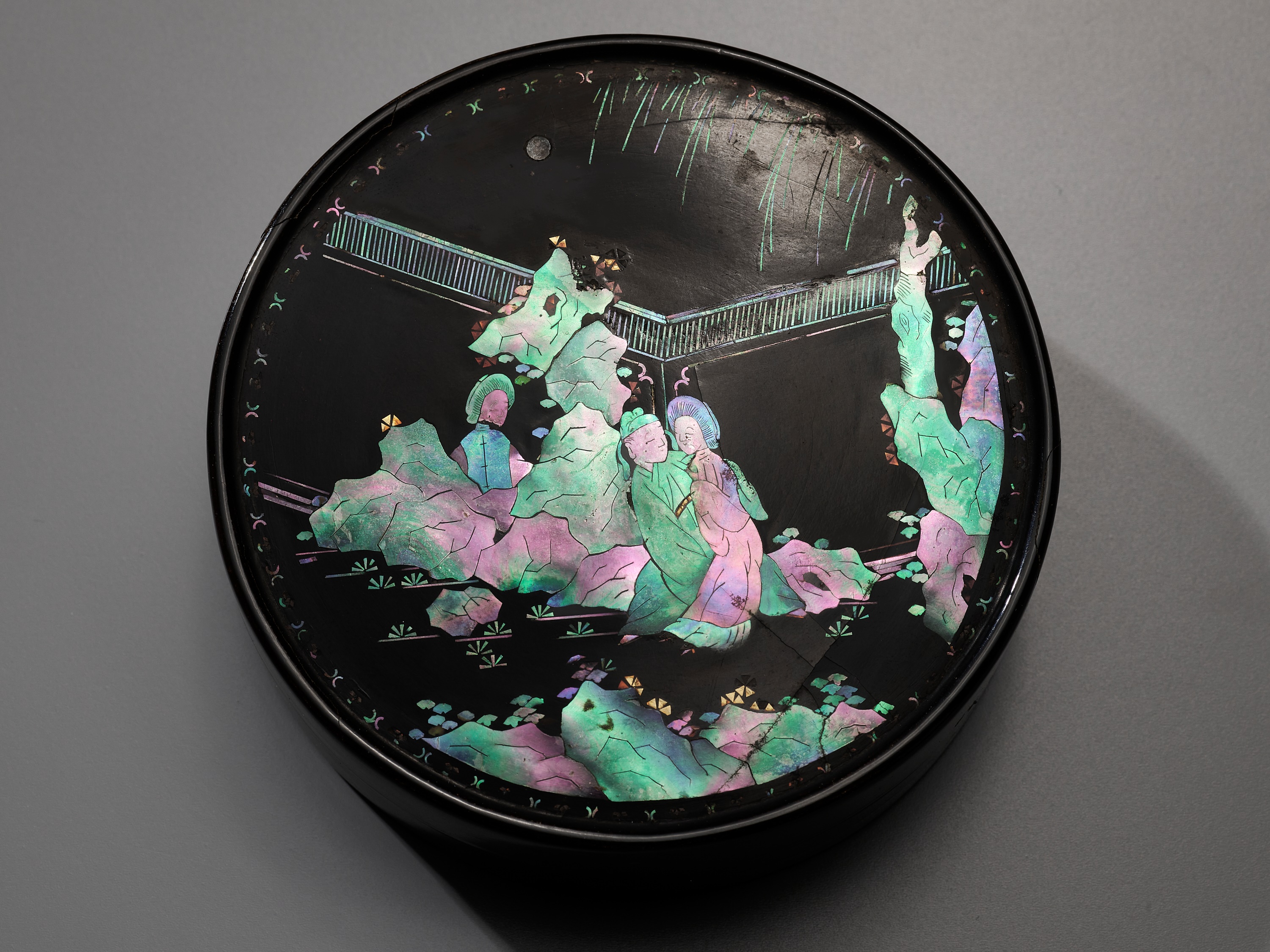 A MOTHER-OF-PEARL INLAID LACQUER 'ROMANCE OF THE WESTERN CHAMBER' BOX, BY JIANG QIANLI, KANGXI - Image 2 of 13