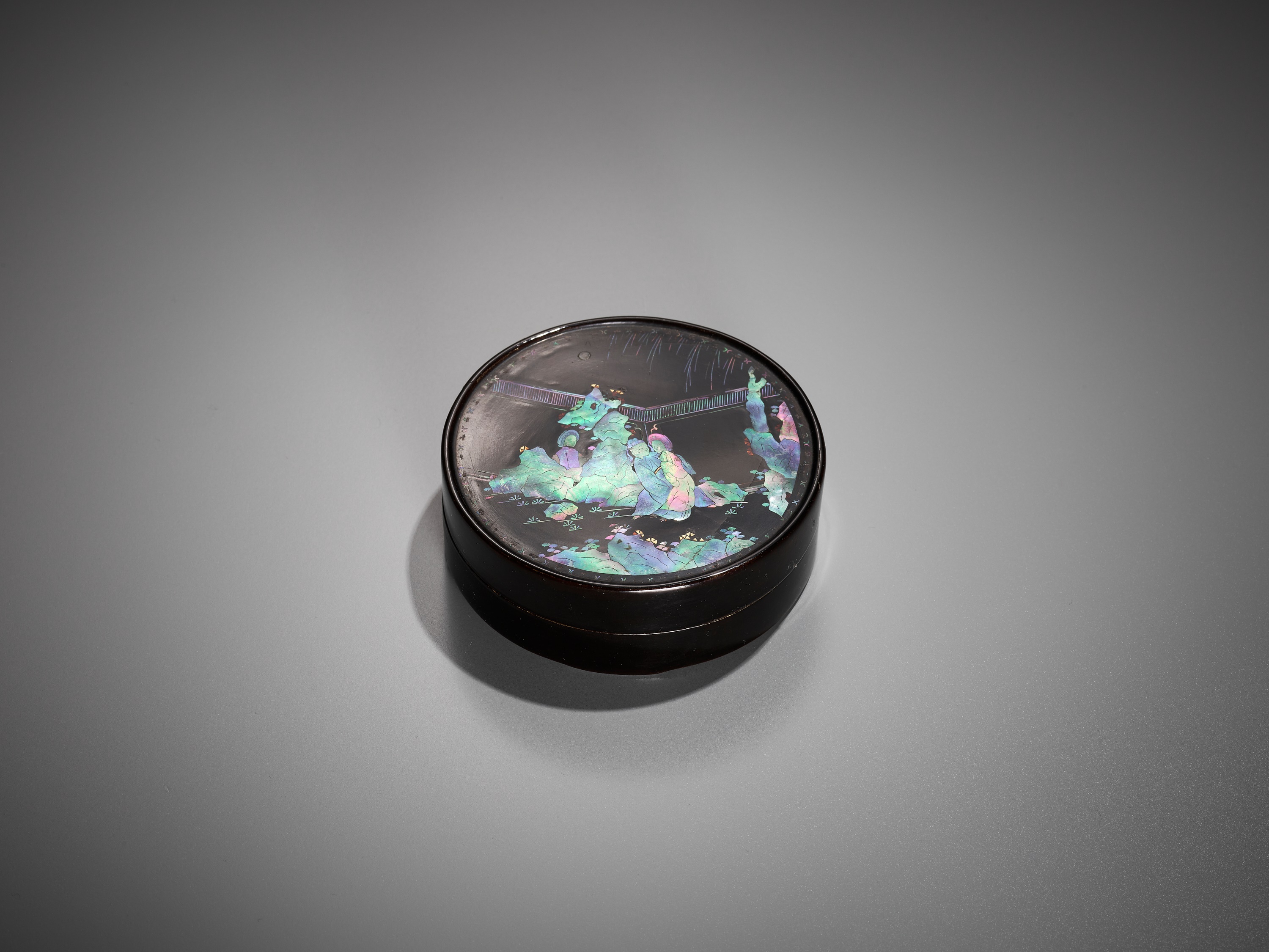 A MOTHER-OF-PEARL INLAID LACQUER 'ROMANCE OF THE WESTERN CHAMBER' BOX, BY JIANG QIANLI, KANGXI - Image 7 of 13