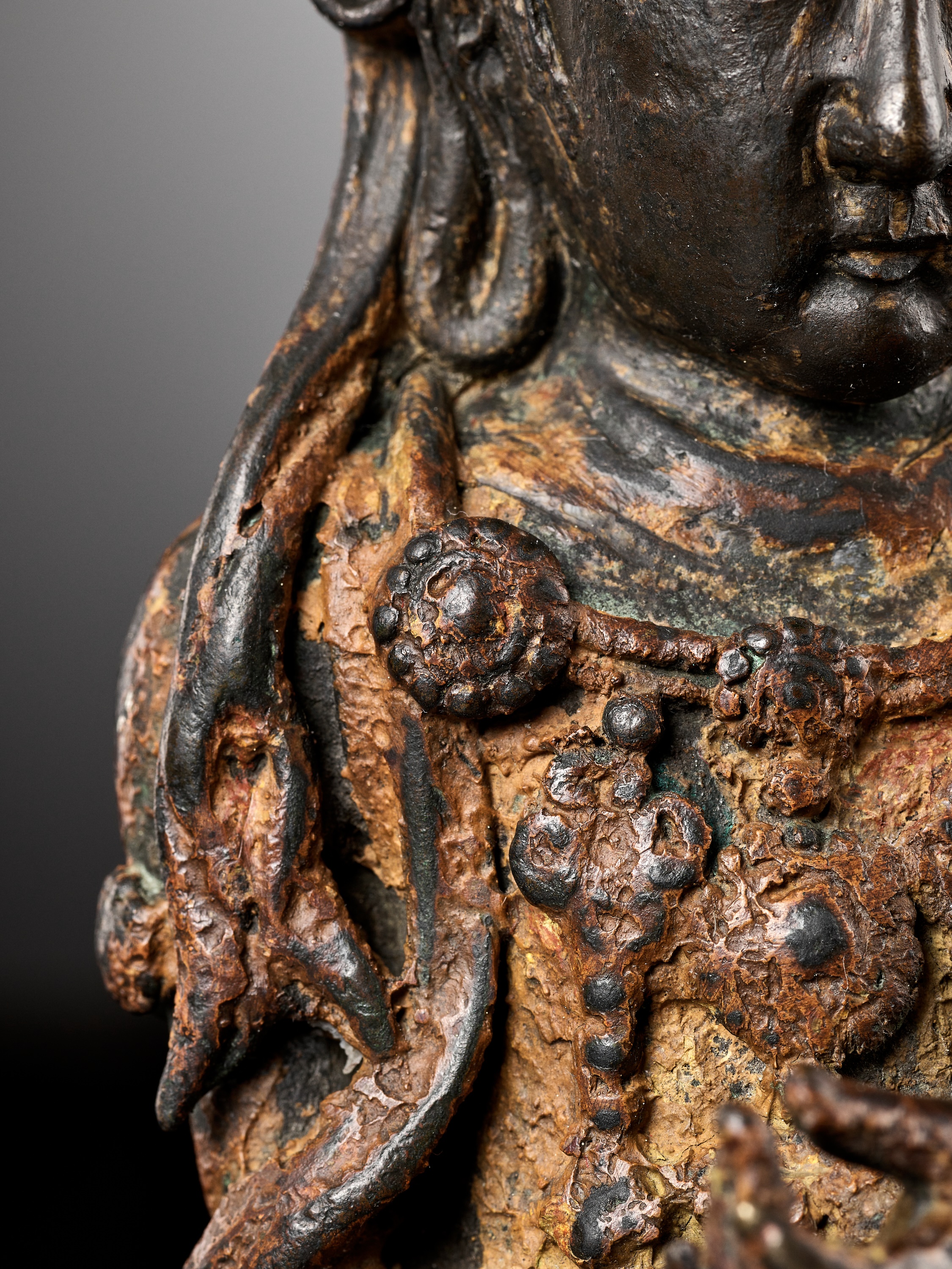 AN EXCEEDINGLY RARE BRONZE FIGURE OF GUANYIN, DALI KINGDOM, 12TH - MID-13TH CENTURY - Image 6 of 20