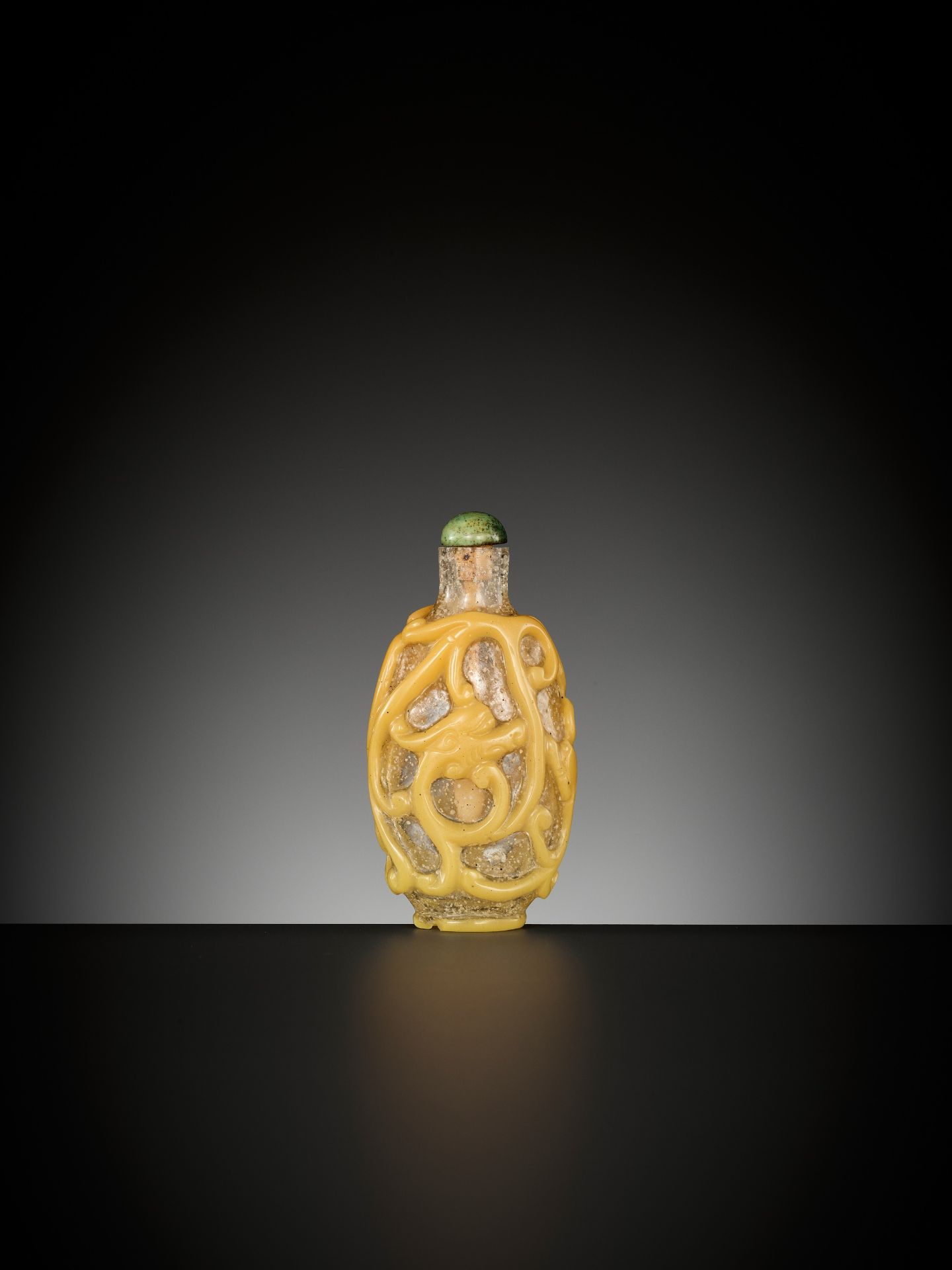 A YELLOW OVERLAY SNOWFLAKE GLASS 'CHILONG' SNUFF BOTTLE, QING DYNASTY - Image 2 of 8