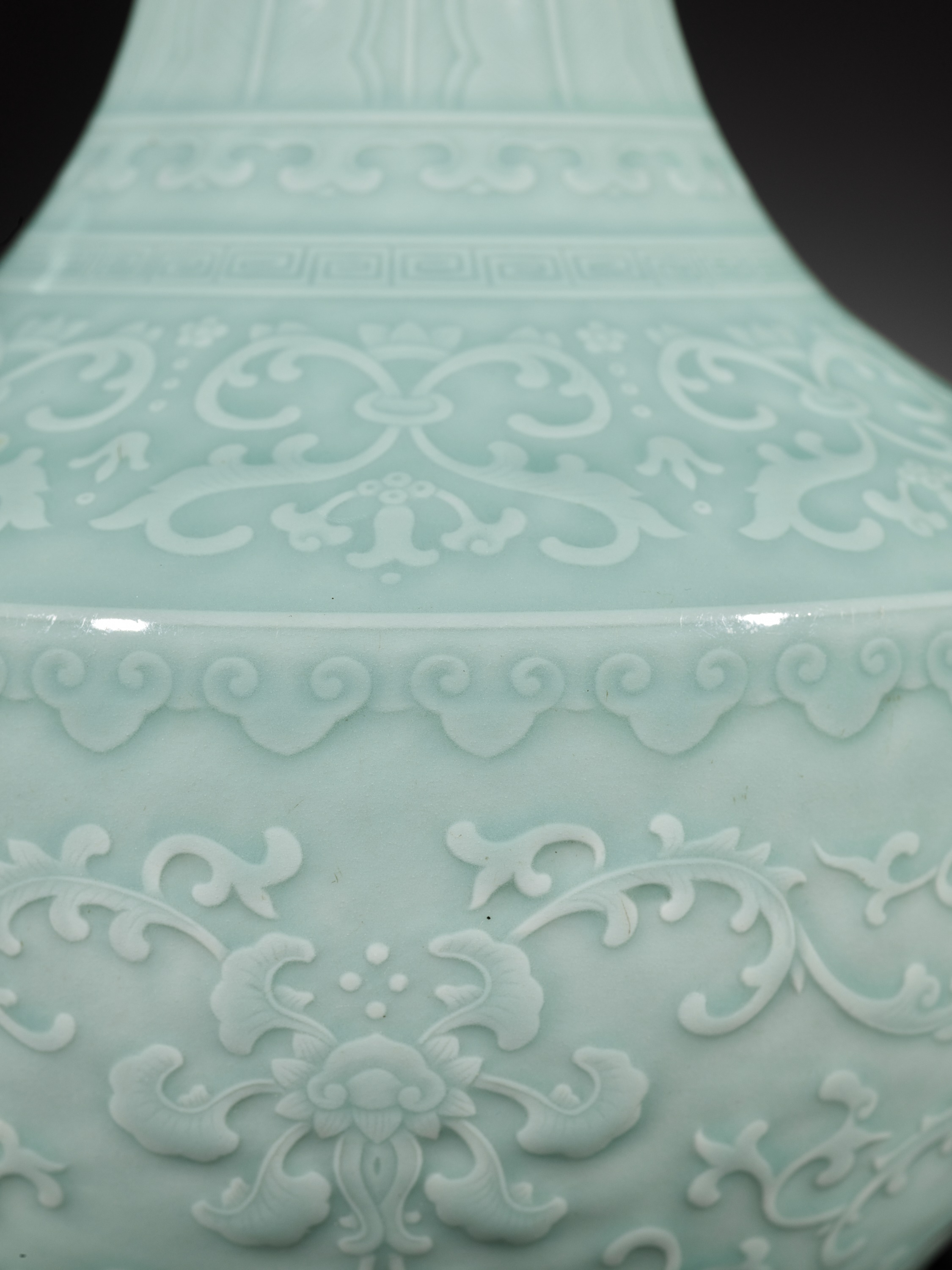 A CARVED CELADON-GLAZED 'LOTUS' VASE, QIANLONG MARK AND PERIOD - Image 22 of 22