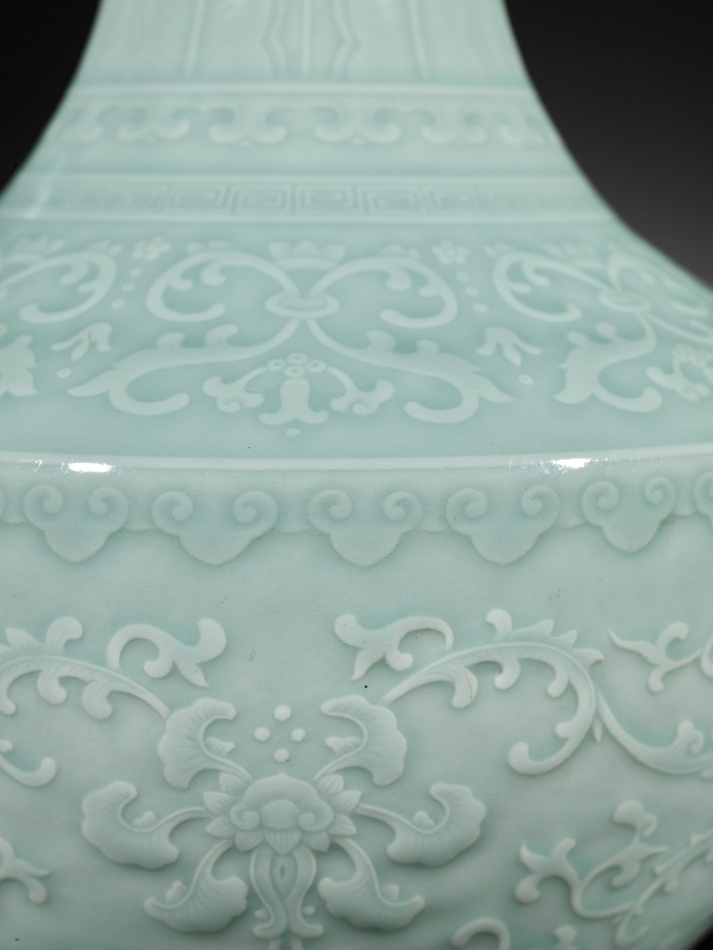 A CARVED CELADON-GLAZED 'LOTUS' VASE, QIANLONG MARK AND PERIOD - Bild 22 aus 22