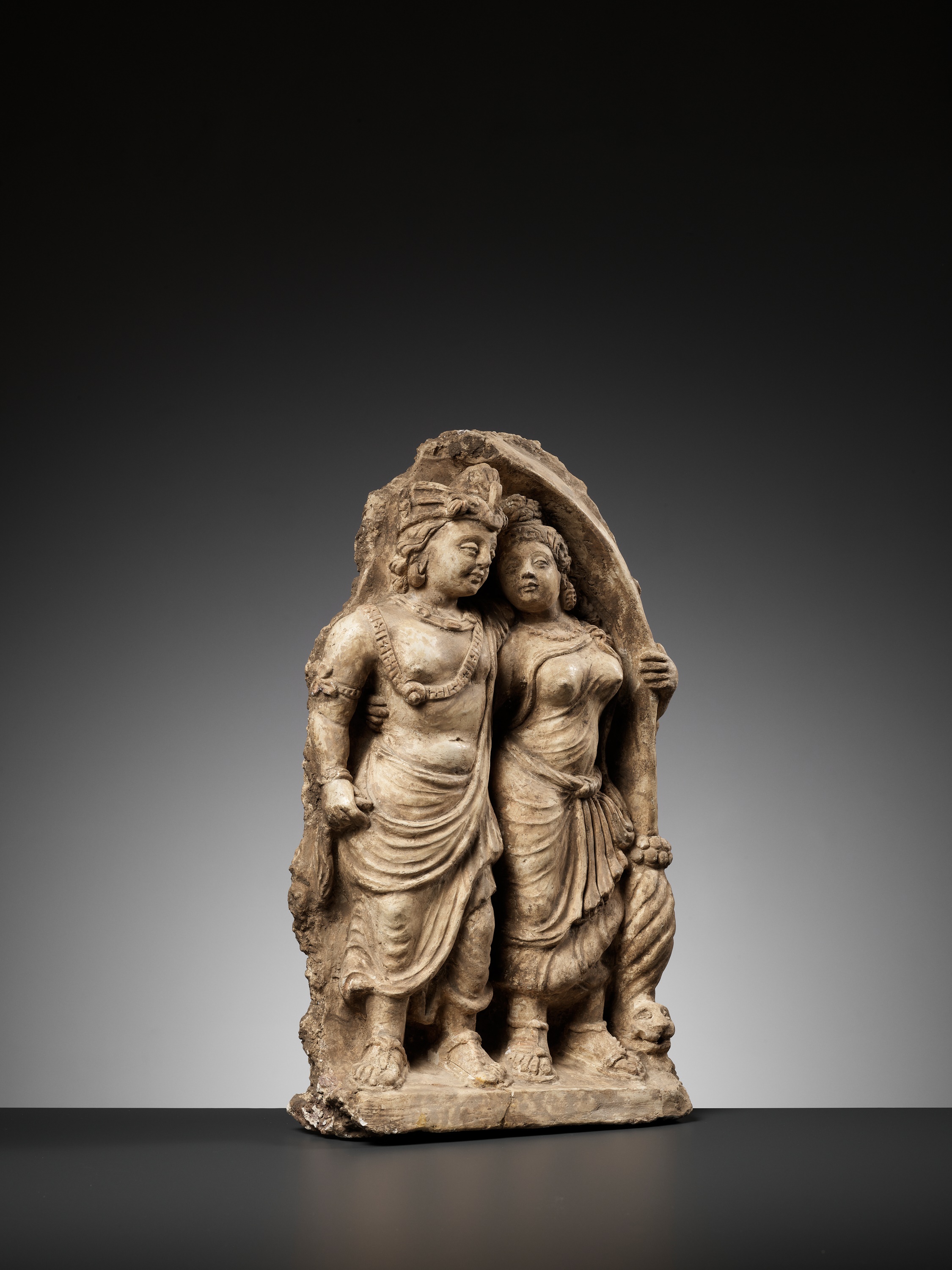 A RARE 'NOBLE COUPLE UNDER ARCH' STUCCO RELIEF, ANCIENT REGION OF GANDHARA - Image 7 of 10