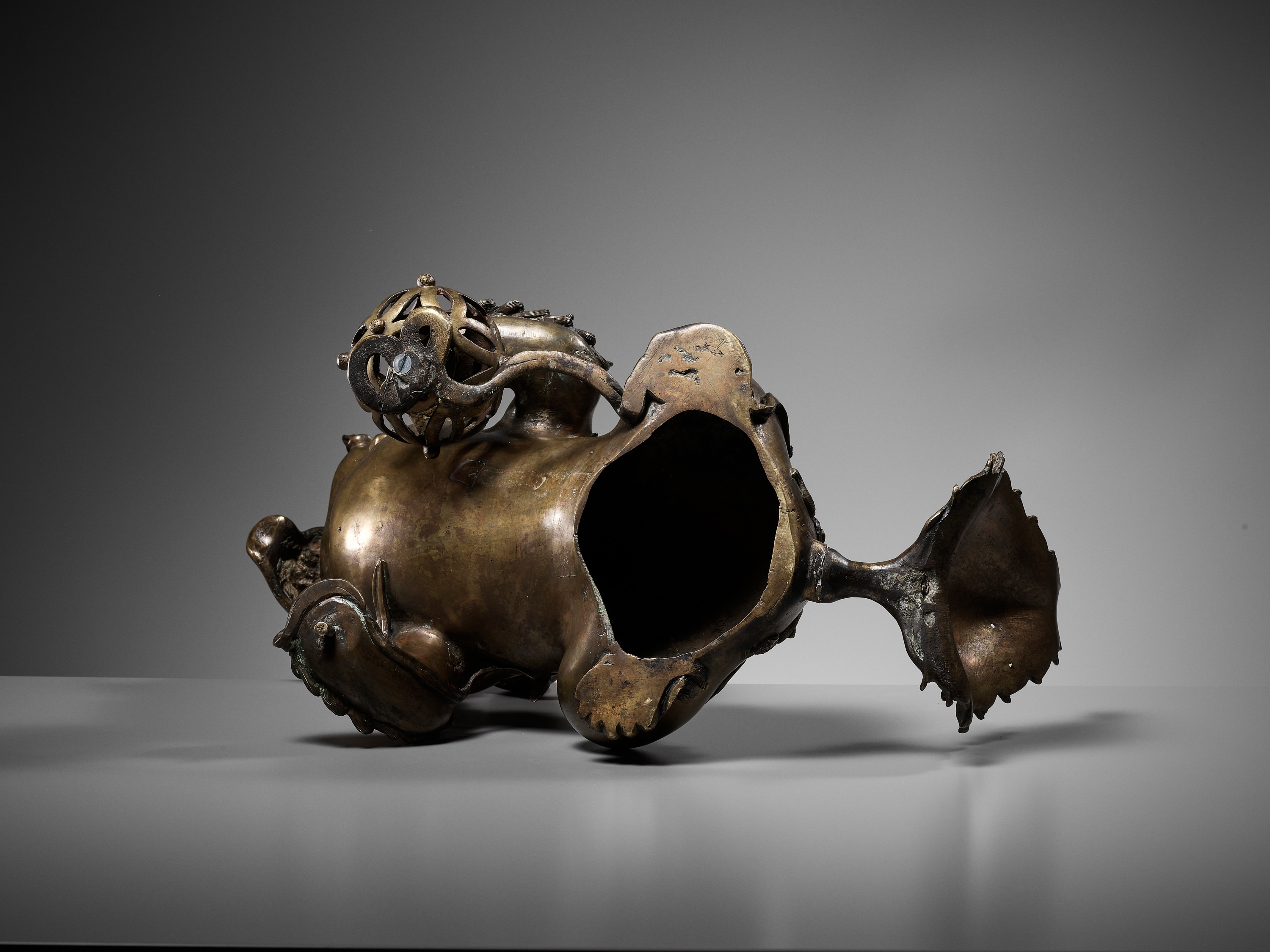 A MASSIVE AND VERY LARGE 'BUDDHIST LION' BRONZE CENSER, 17TH-18TH CENTURY - Image 10 of 10