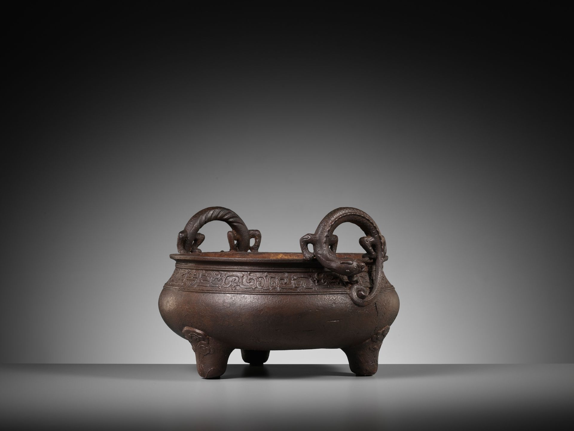A LARGE ARCHAISTIC CAST IRON TRIPOD CENSER, MING DYNASTY - Image 9 of 14