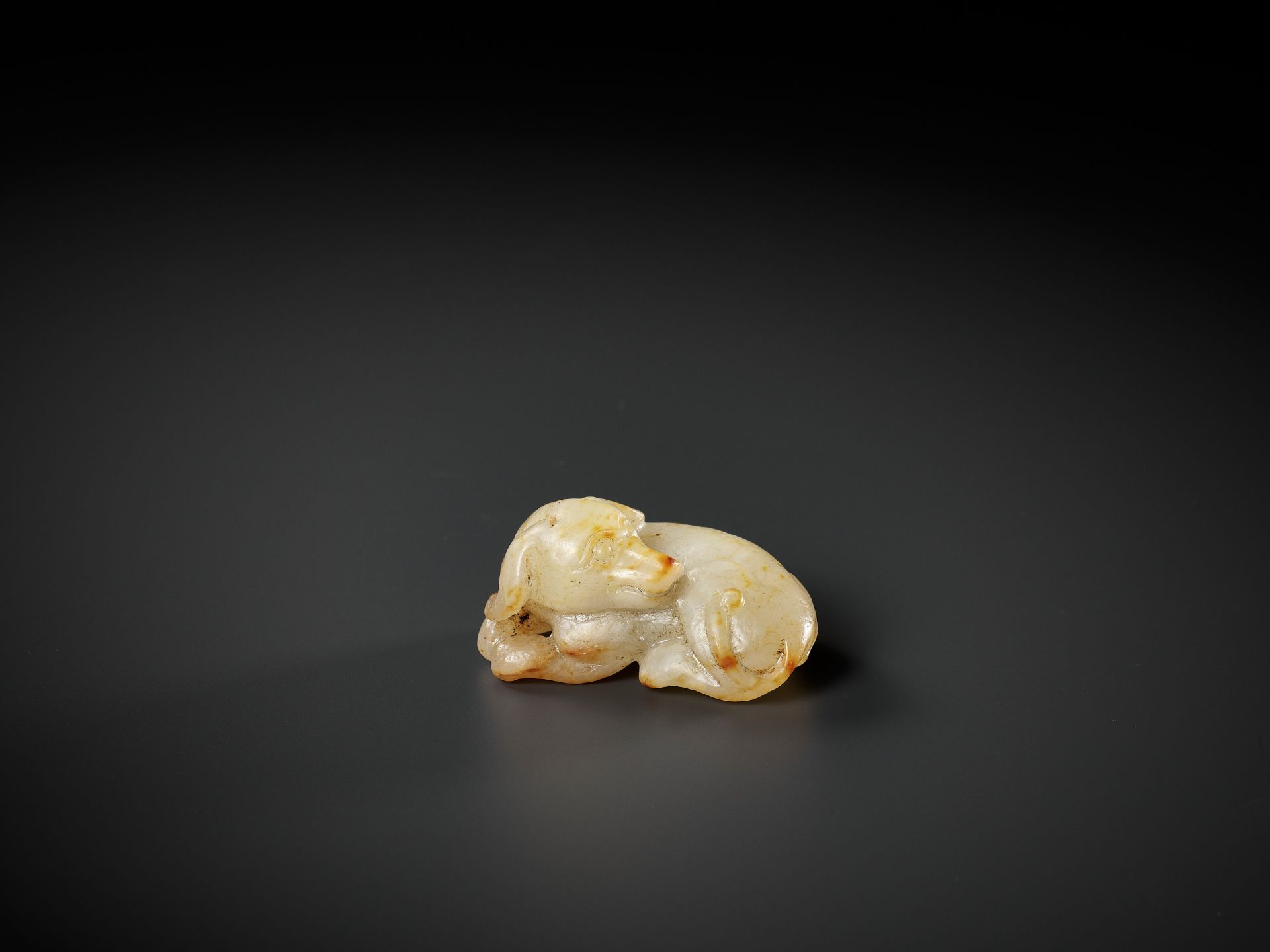 A PALE CELADON AND RUSSET JADE FIGURE OF A DOG, 17TH-18TH CENTURY - Bild 2 aus 10