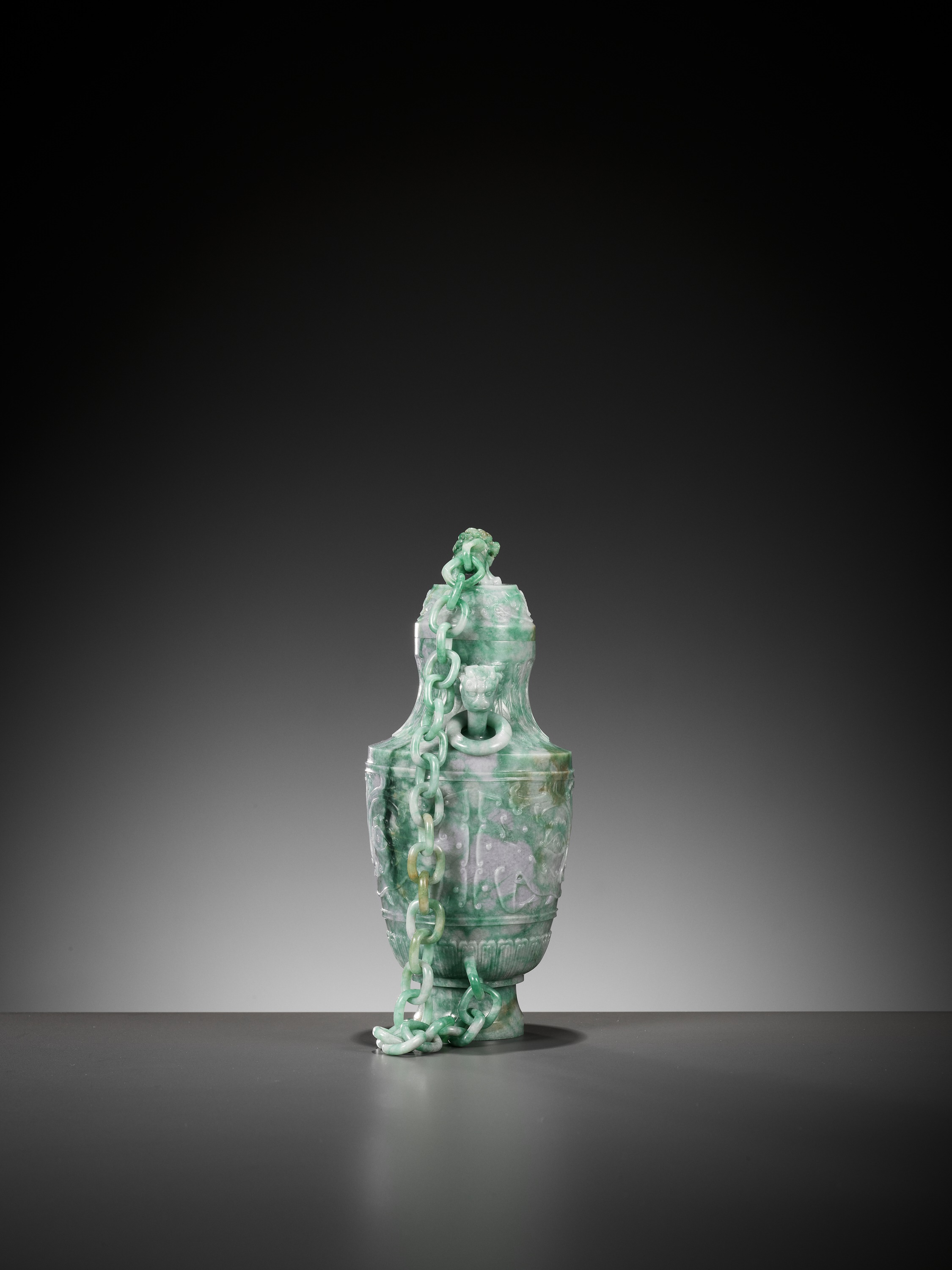 A LAVENDER AND APPLE GREEN JADEITE 'CHAIN' VASE AND COVER, EARLY 20TH CENTURY - Image 8 of 11