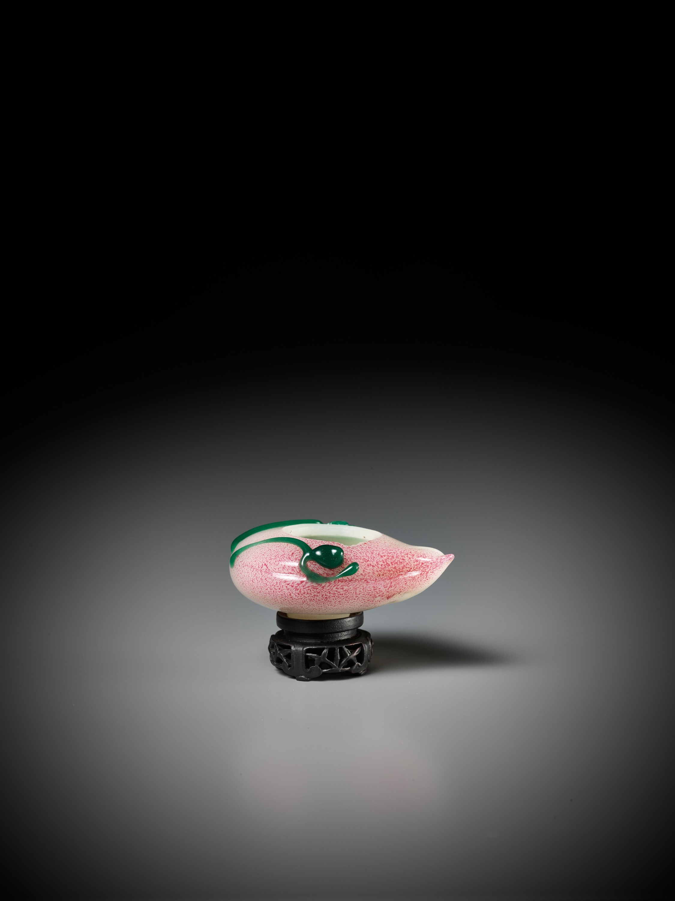 A GREEN AND PINK OVERLAY GLASS 'PEACH' BRUSHWASHER, QING DYNASTY - Image 2 of 11