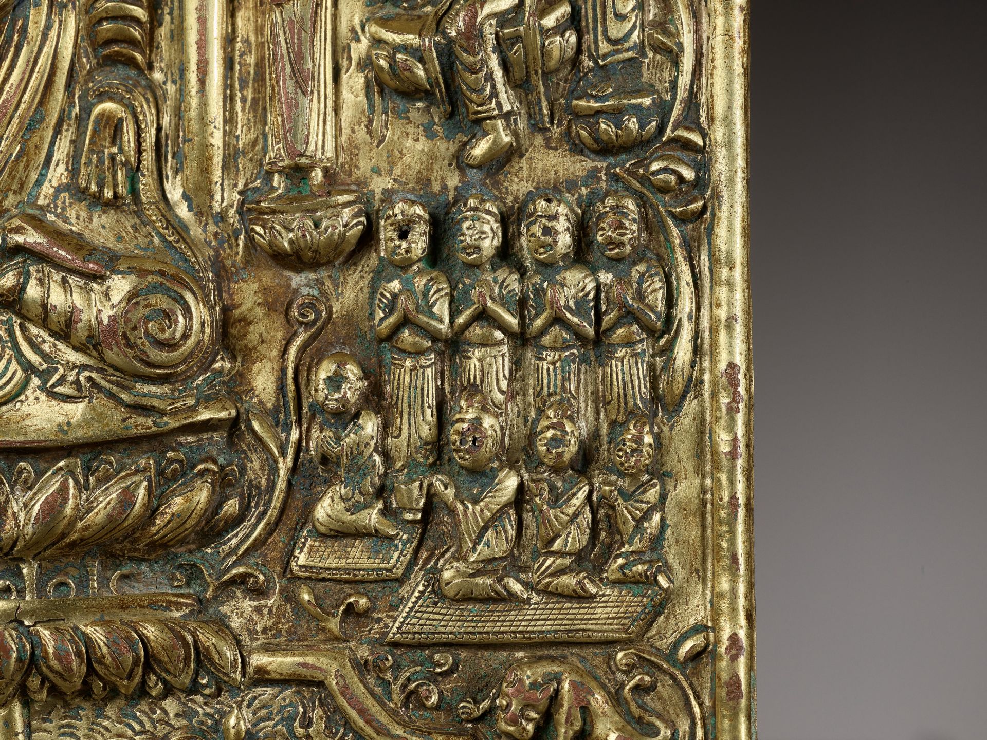 A LARGE AND IMPORTANT BUDDHIST VOTIVE PLAQUE, GILT COPPER REPOUSSE, EARLY TANG DYNASTY - Bild 18 aus 21