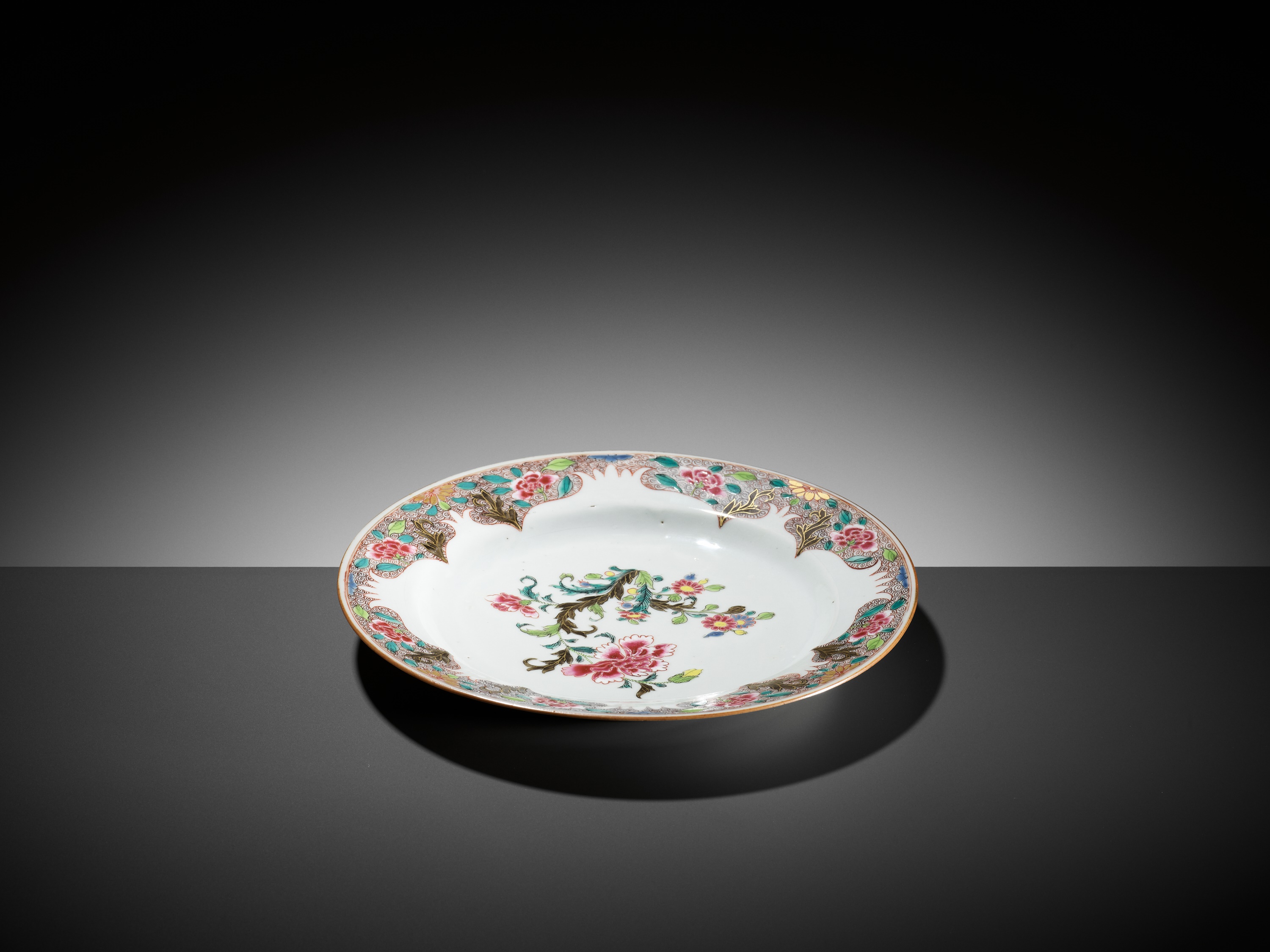 A FAMILLE ROSE 'PEONY AND CHRYSANTHEMUM' DISH, 18TH CENTURY - Image 4 of 8