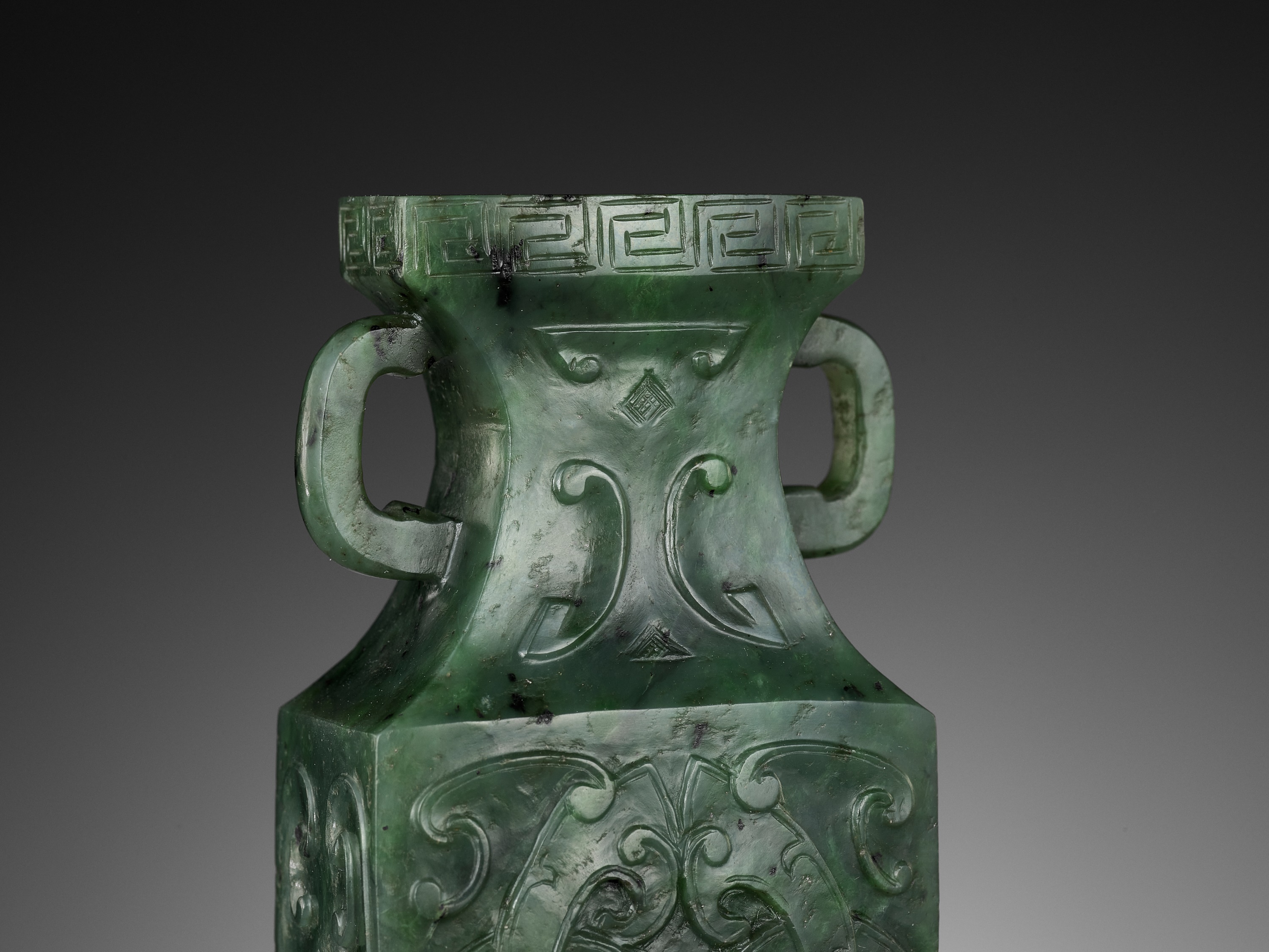 A SPINACH GREEN JADE MINIATURE 'ARCHAISTIC' VASE, 18TH-19TH CENTURY - Image 6 of 19