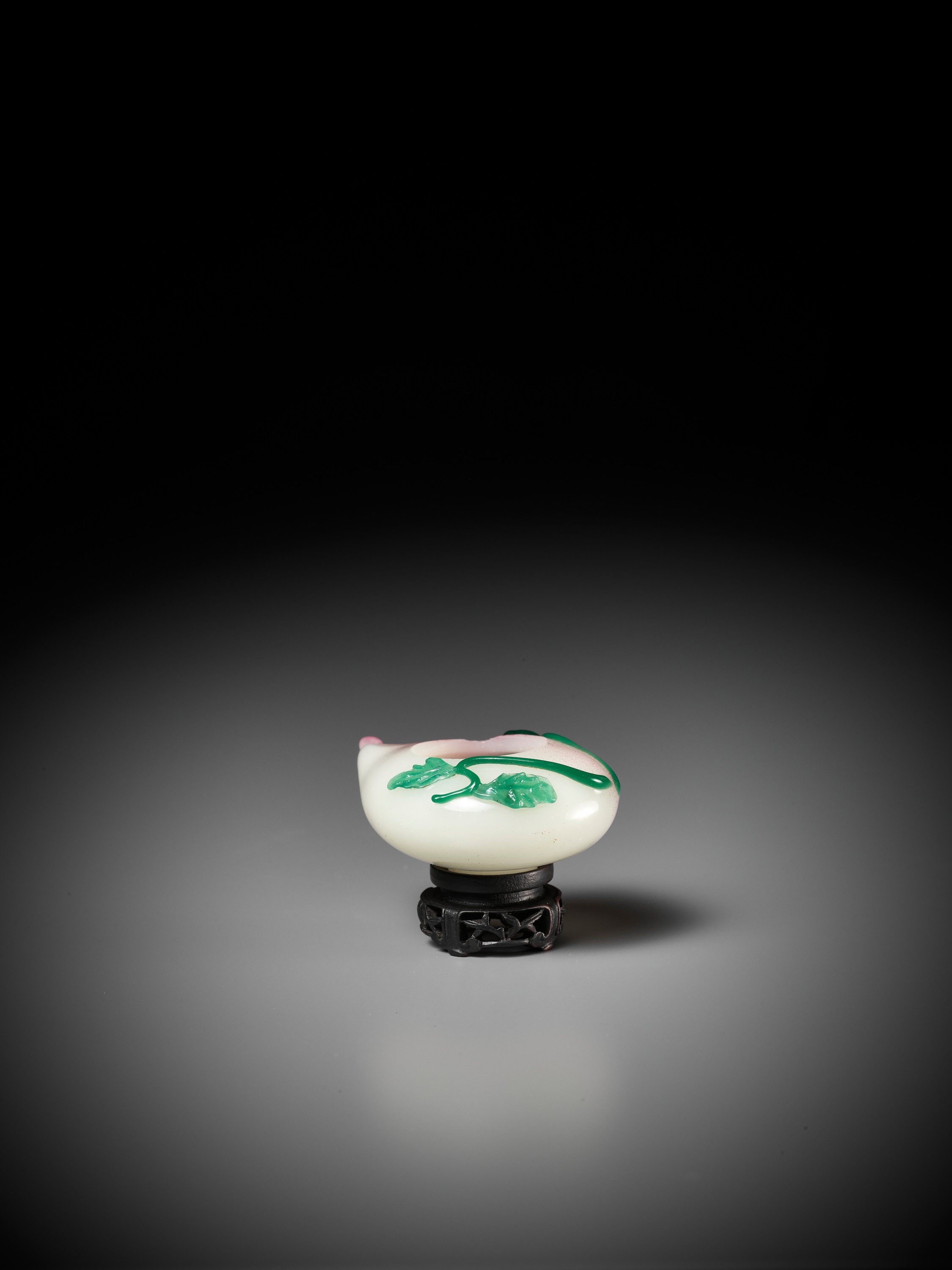 A GREEN AND PINK OVERLAY GLASS 'PEACH' BRUSHWASHER, QING DYNASTY - Image 7 of 11