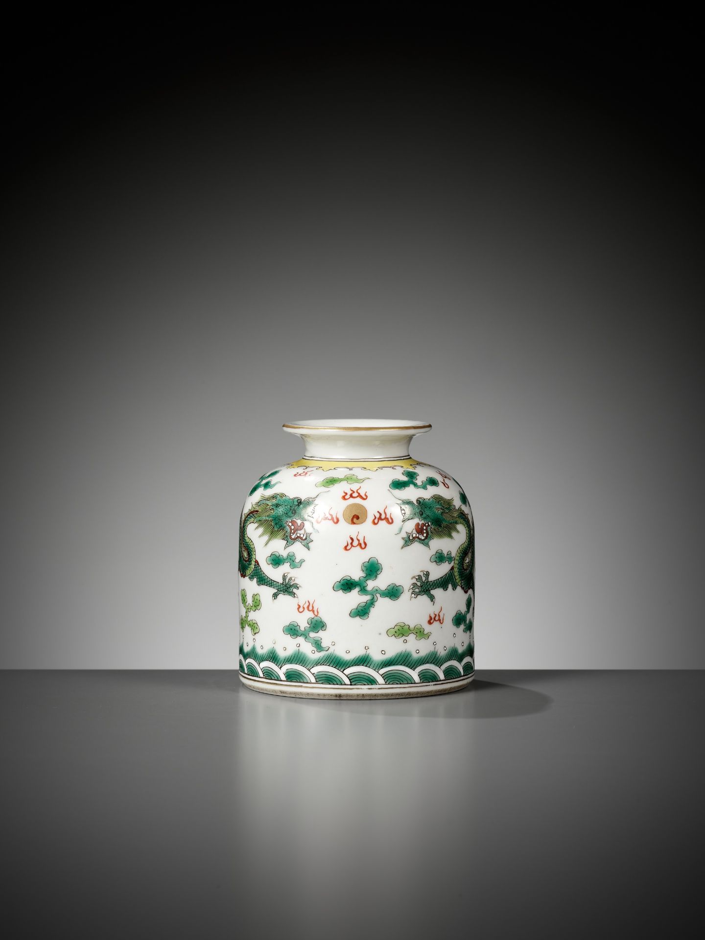 A FAMILLE VERTE 'DRAGON' WATER POT, LATE QING DYNASTY TO EARLY REPUBLIC PERIOD - Bild 3 aus 10