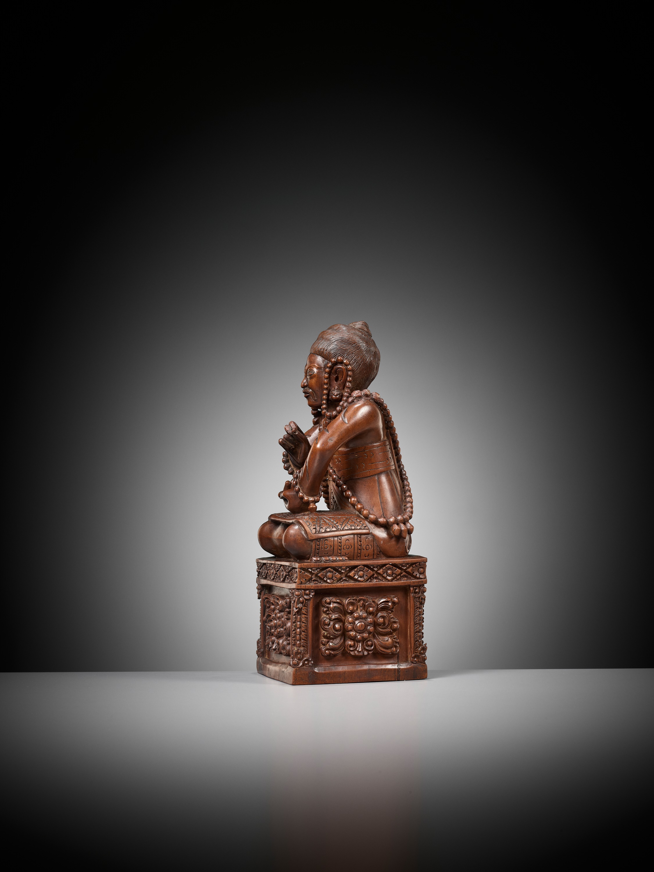 A MASTERFULLY CARVED HARDWOOD FIGURE OF A BUDDHIST PRIEST, SCHOOL OF CHOYING DORJE - Image 10 of 14