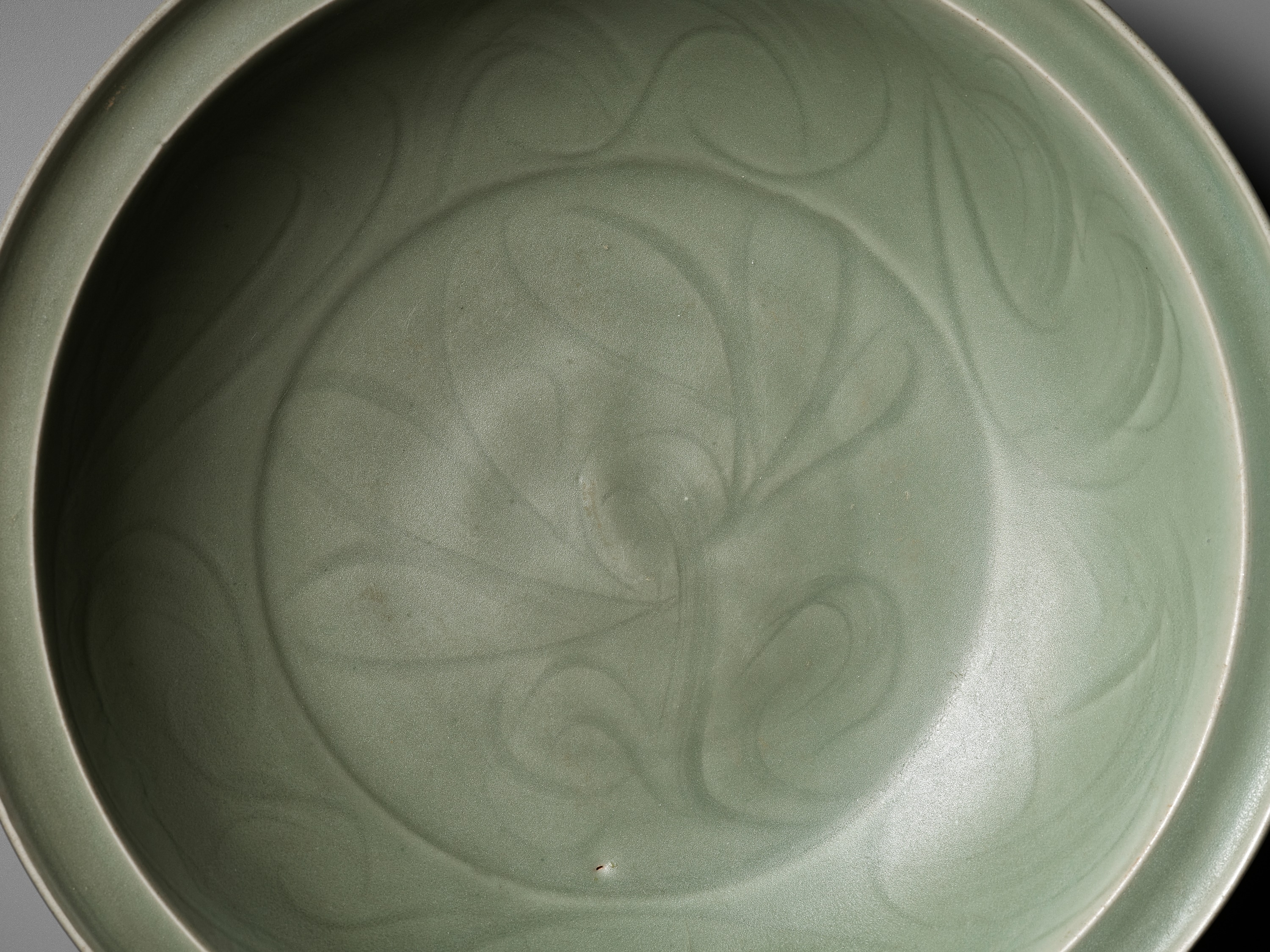 A CARVED LONGQUAN CELADON 'LOTUS' CHARGER, MING DYNASTY - Image 3 of 7