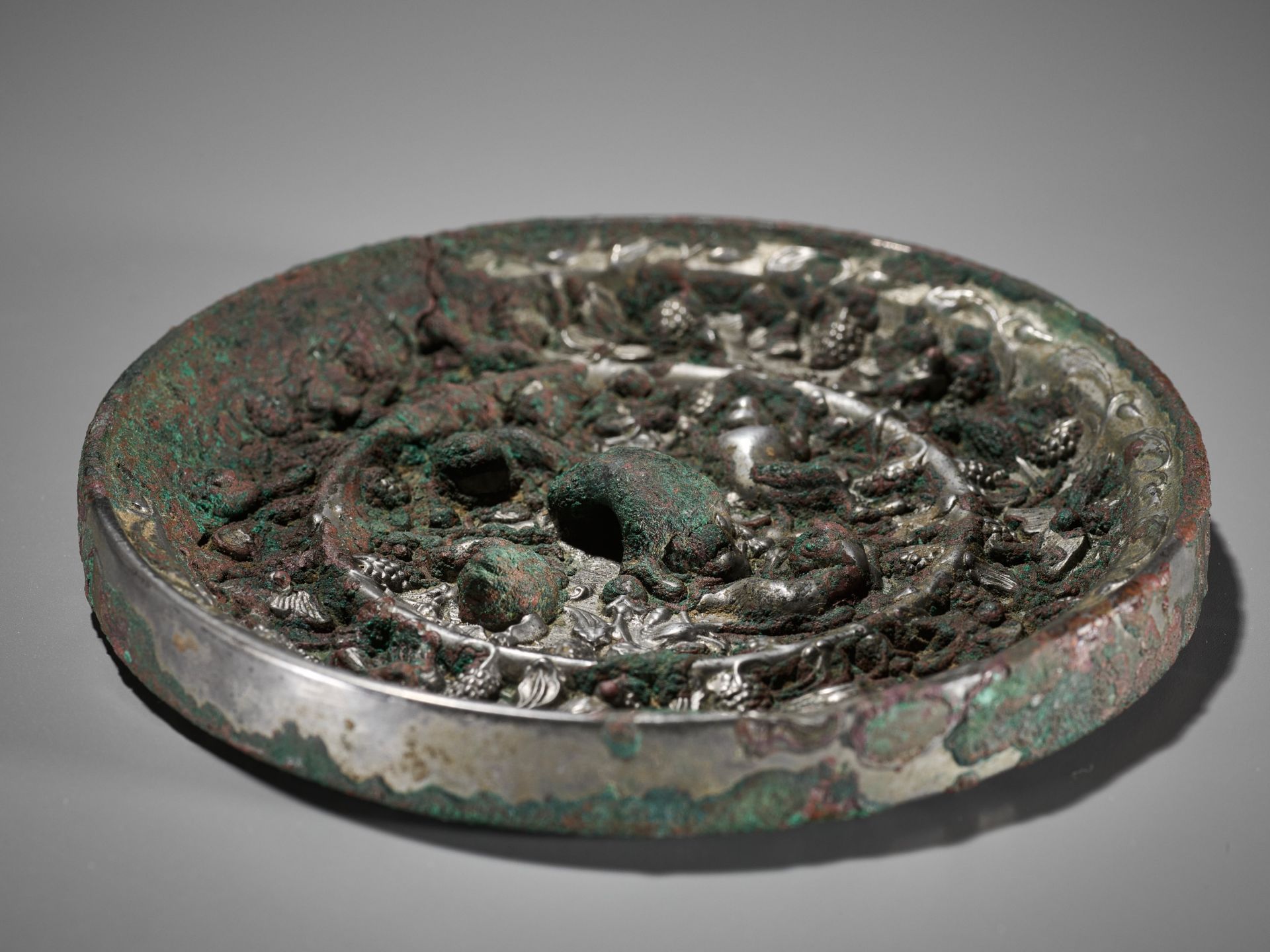 A SILVERED BRONZE 'LION AND GRAPEVINES' MIRROR, TANG DYNASTY - Bild 3 aus 7