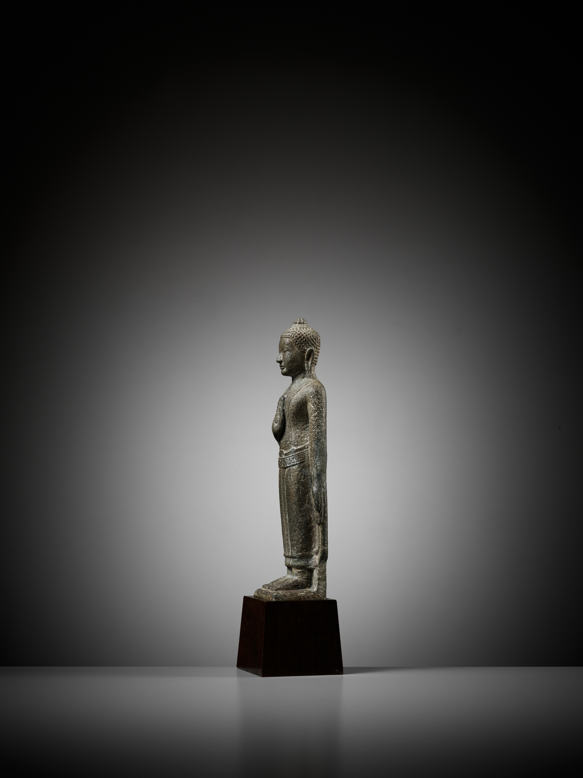 A SANDSTONE FIGURE OF STANDING BUDDHA - Image 7 of 15