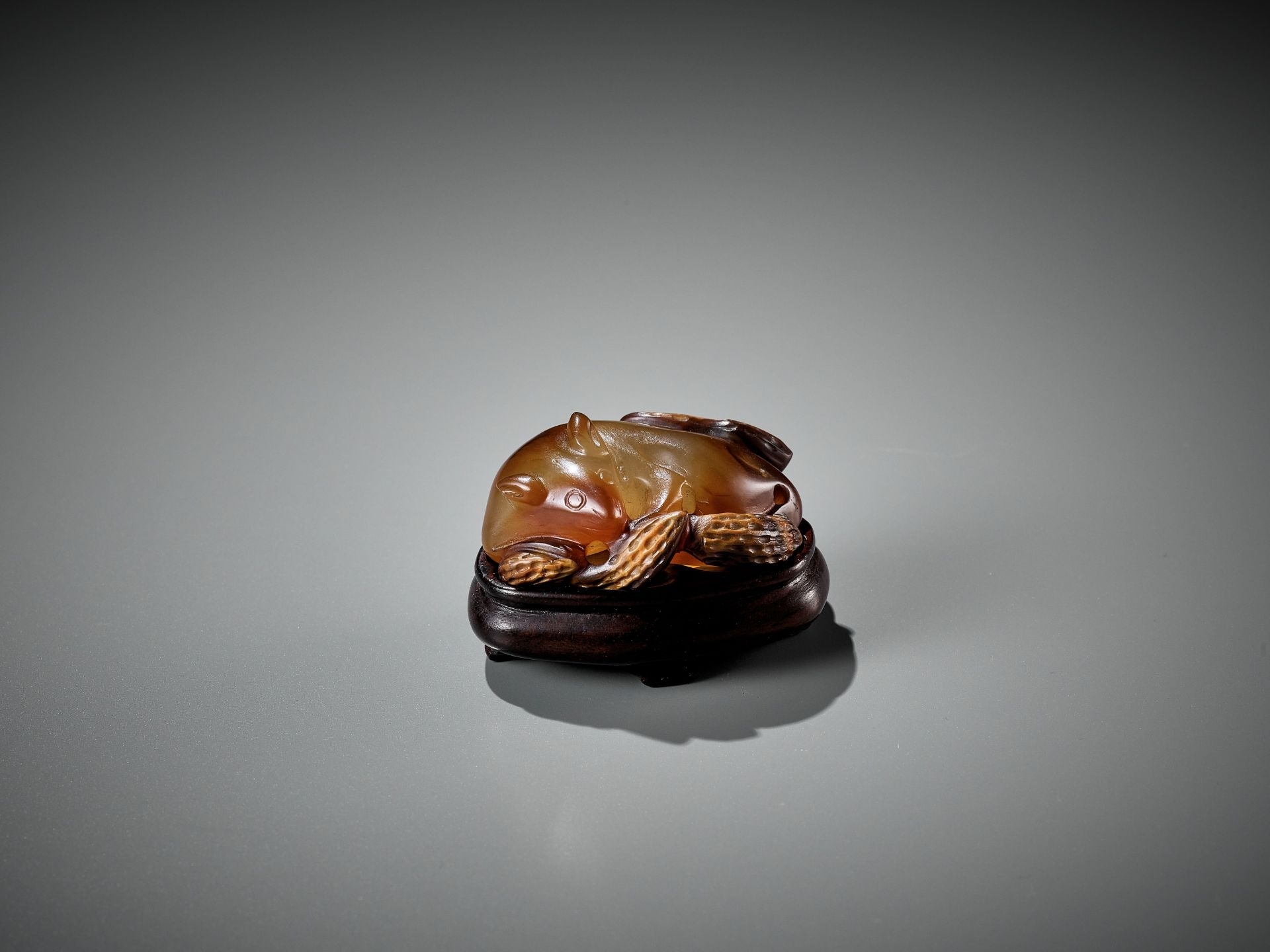 AN AGATE PENDANT OF A SQUIRREL WITH PEANUTS, 18TH-19TH CENTURY - Image 3 of 14