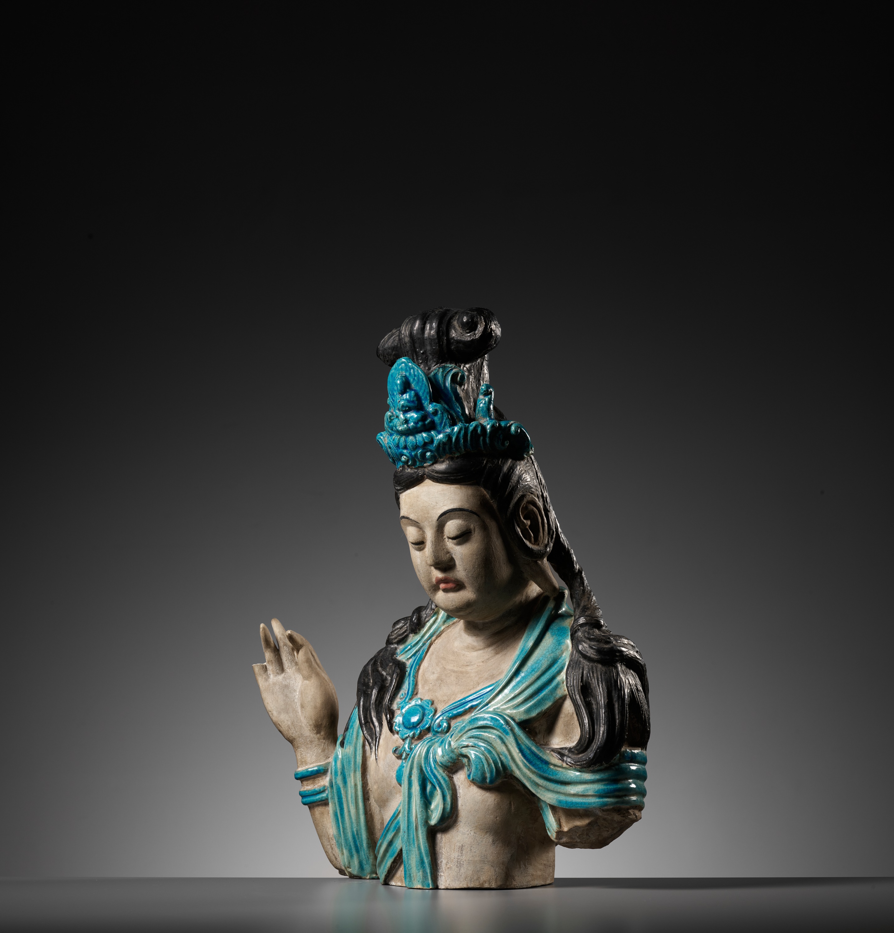 A LARGE AND MASSIVE FAHUA-GLAZED STONEWARE BUST OF GUANYIN, MING DYNASTY - Image 10 of 17