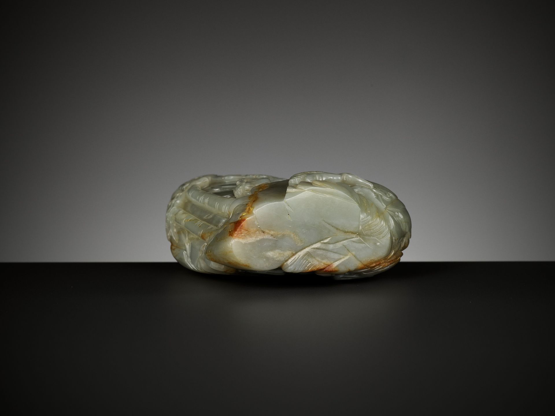 A CELADON AND RUSSET JADE 'DEER AND CRANE' BOULDER, 18TH CENTURY - Bild 13 aus 15