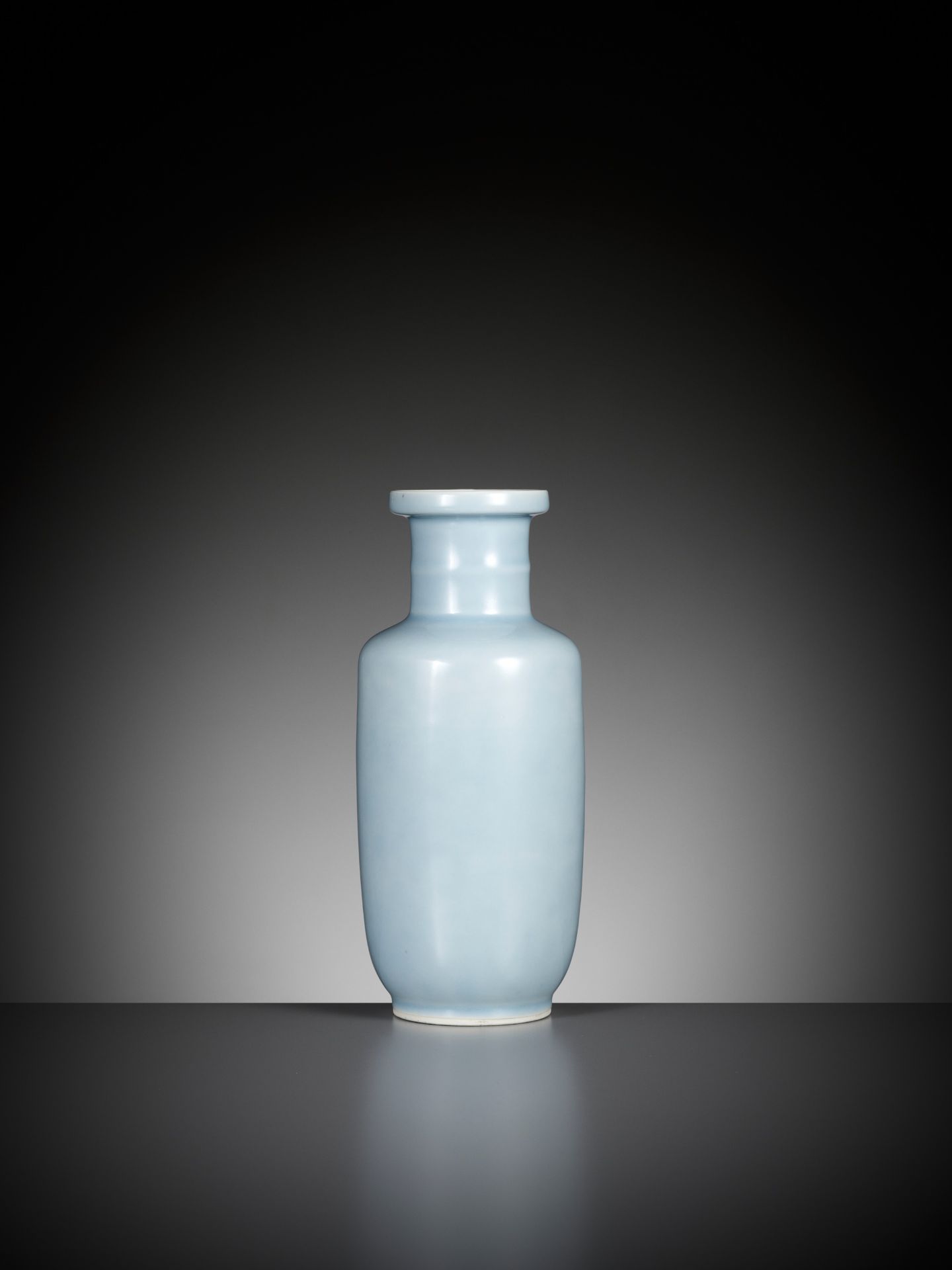 A CLAIRE DE LUNE GLAZED ROULEAU VASE, QING DYNASTY, 18TH CENTURY - Image 7 of 12