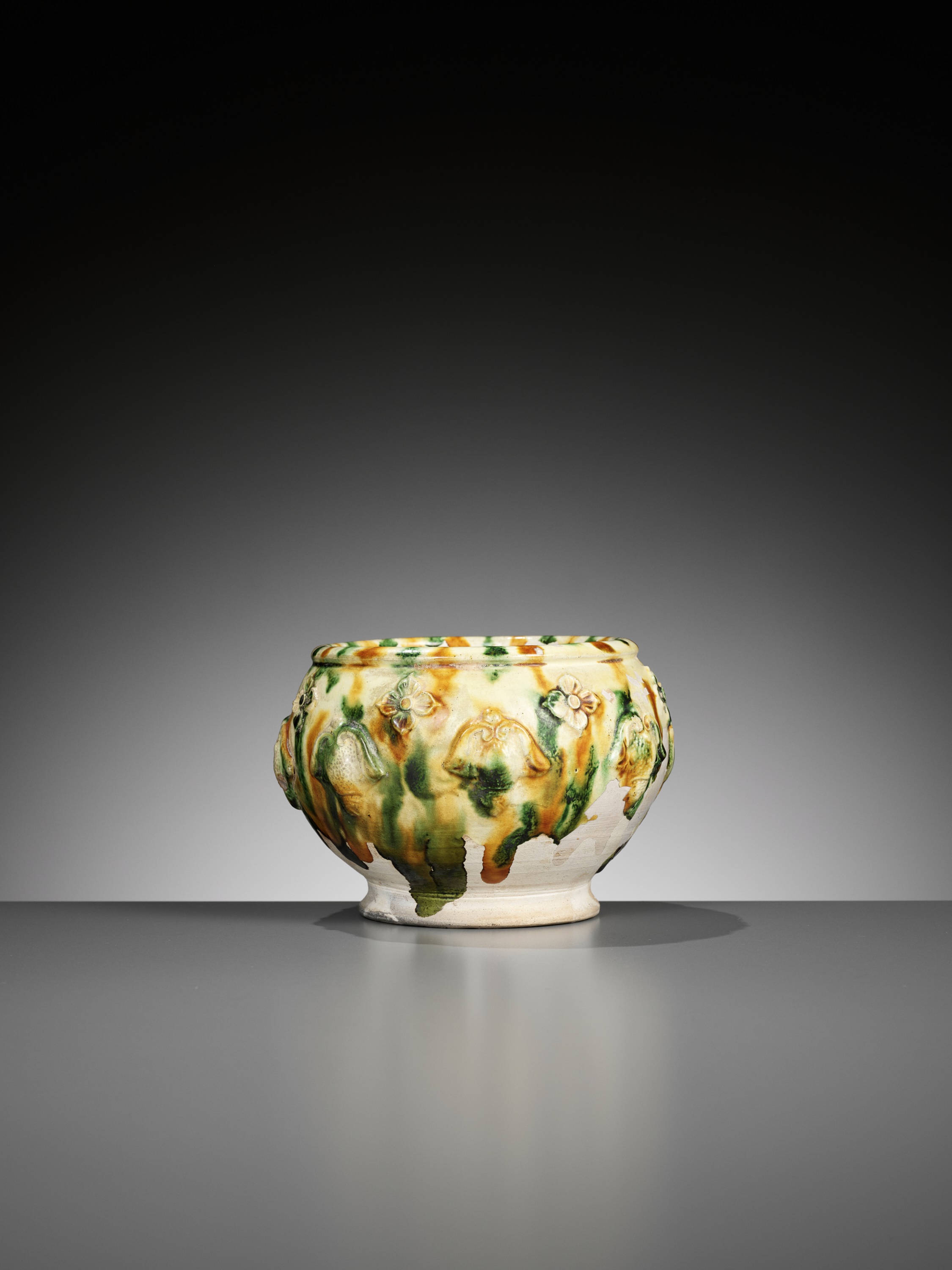 A SANCAI-GLAZED APPLIQUE-DECORATED POTTERY JAR, TANG DYNASTY - Image 2 of 12
