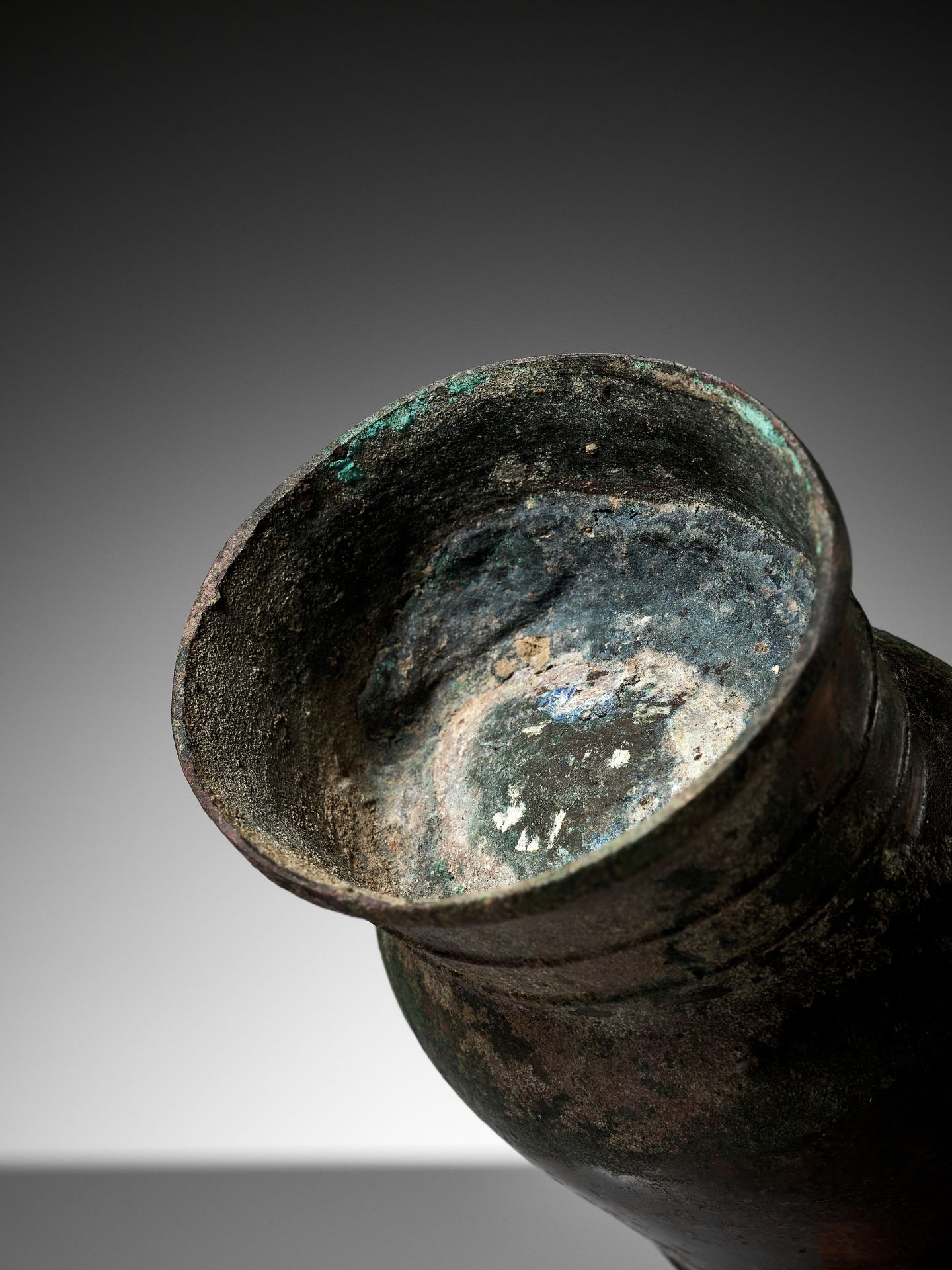 AN ARCHAIC BRONZE RITUAL WINE VESSEL, ZHI, LATE SHANG TO EARLY WESTERN ZHOU DYNASTY - Image 8 of 21